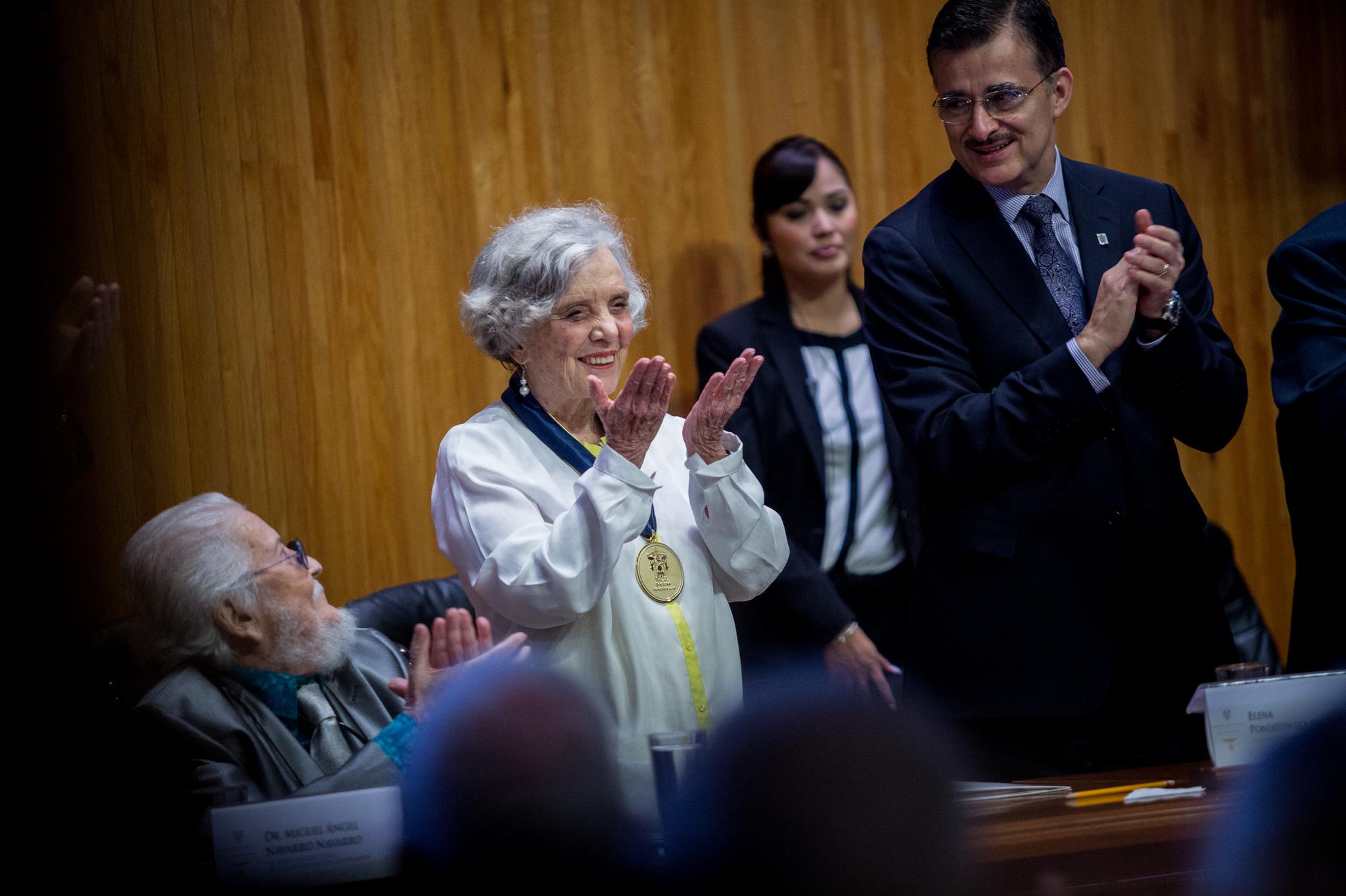 Elena Poniatowska durante la ceremonia en que recibió el doctorado honoris causa de la Universidad de Guadalajara, en diciembre de 2015, durante la Feria Internacional del Libro. Sentado, a su izquierda, su par literato Fernando Del Paso. / Foto © FIL Guadalajara 