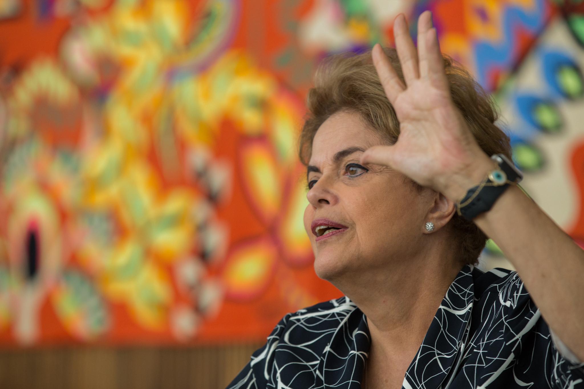 Dilma Rousseff dice entender perfectamente el germen de muchas de las manifestaciones callejeras masivas que se produjeron antes de su suspensión. Un factor importante, dice, está en las dificultades del Estado para adaptarse oportunamente a las demandas crecientes de servicios de parte de la población. Foto: José Cícero da Silva/Agência Pública.