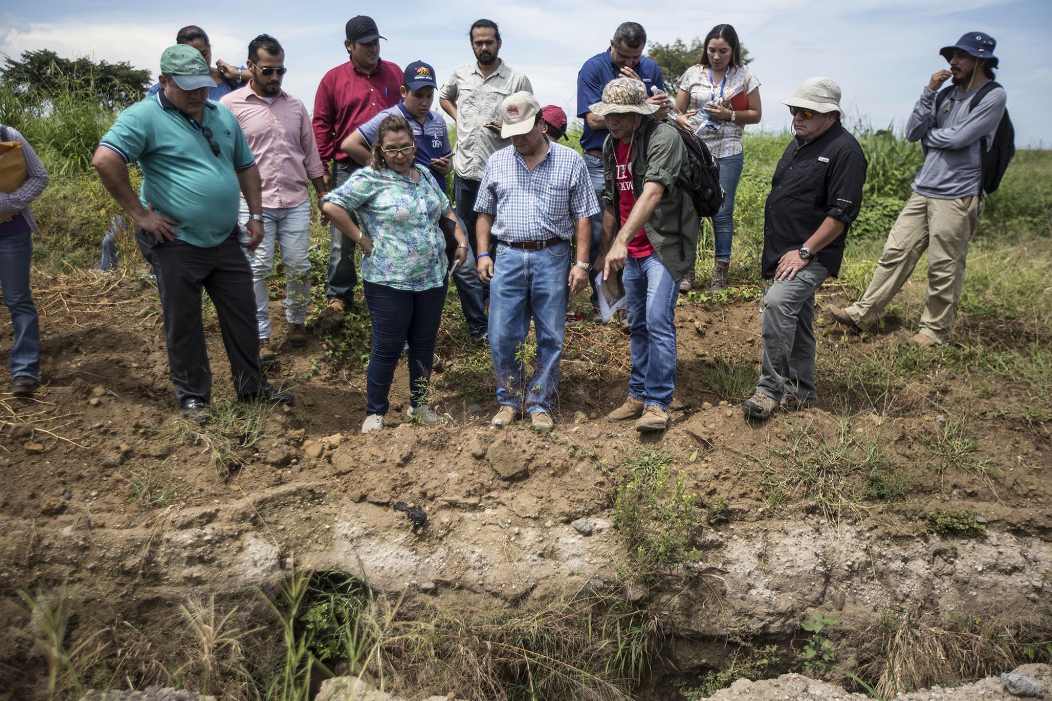 Los diputados de la Comisión Especial que estudian el caso Tacuscalco visitaron la urbanización Acrópolis el 31 de julio 2018. Foto: Fred Ramos