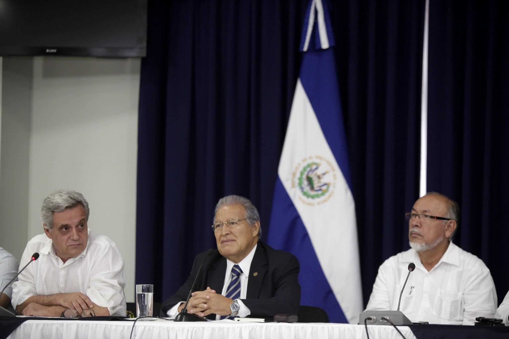 A la izquierda el secretario de Transparencia y Participación Ciudadana acompaña al presidente Salvador Sánchez Cerén, al centro, y al ministro de Agricultura Orestes Ortez. La secretaría que dirige Rodríguez fue una de las oficinas que alimentó con $674 mil los gastos secretos del presidente en 2018. Foto, cortesía de Casa Presidencial