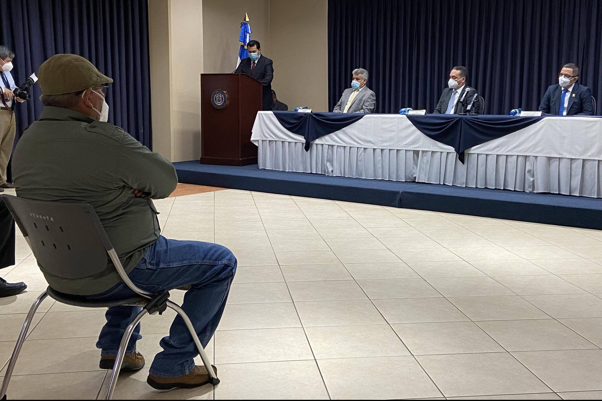 El 13 de julio de 2016, la Sala de lo Constitucional declaró inconstitucional la Ley de Amnistía. Armando Durán fue víctima de la guerrilla durante el conflicto armado, y aprovechó la resolución para exigir justicia por su secuestro. Cinco años después de la denuncia, su victimario le pidió perdón en el Juzgado de Menores de San Miguel. Foto de El Faro: Nelson Rauda. 
