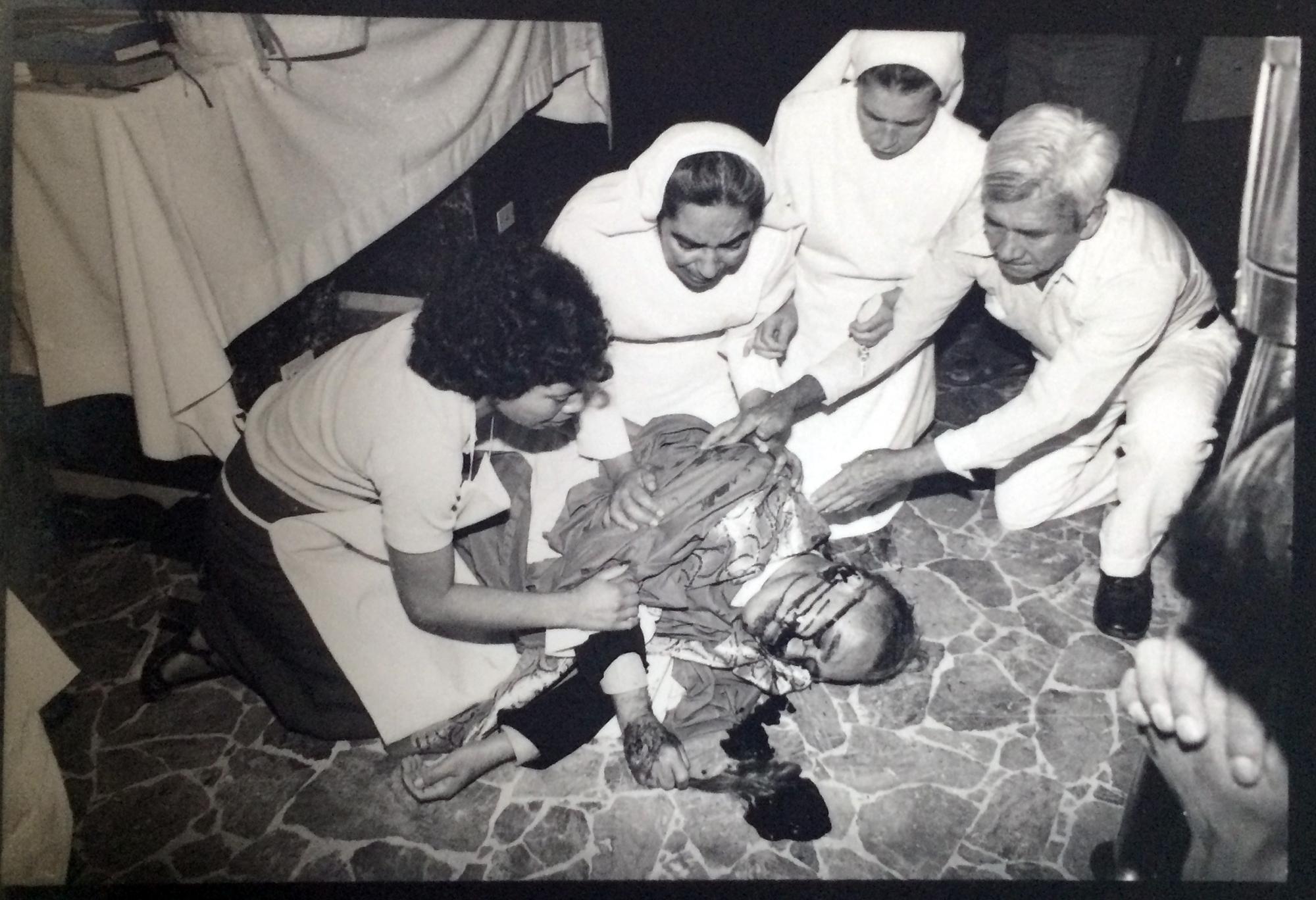 Secuencia fotográfica del asesinato de monseñor Romero, el 24 de marzo de 1980, en la capilla del hospital La Divina Providencia, en San Salvador. El archivo pertenece al fotógrafo Eulalio Pérez.