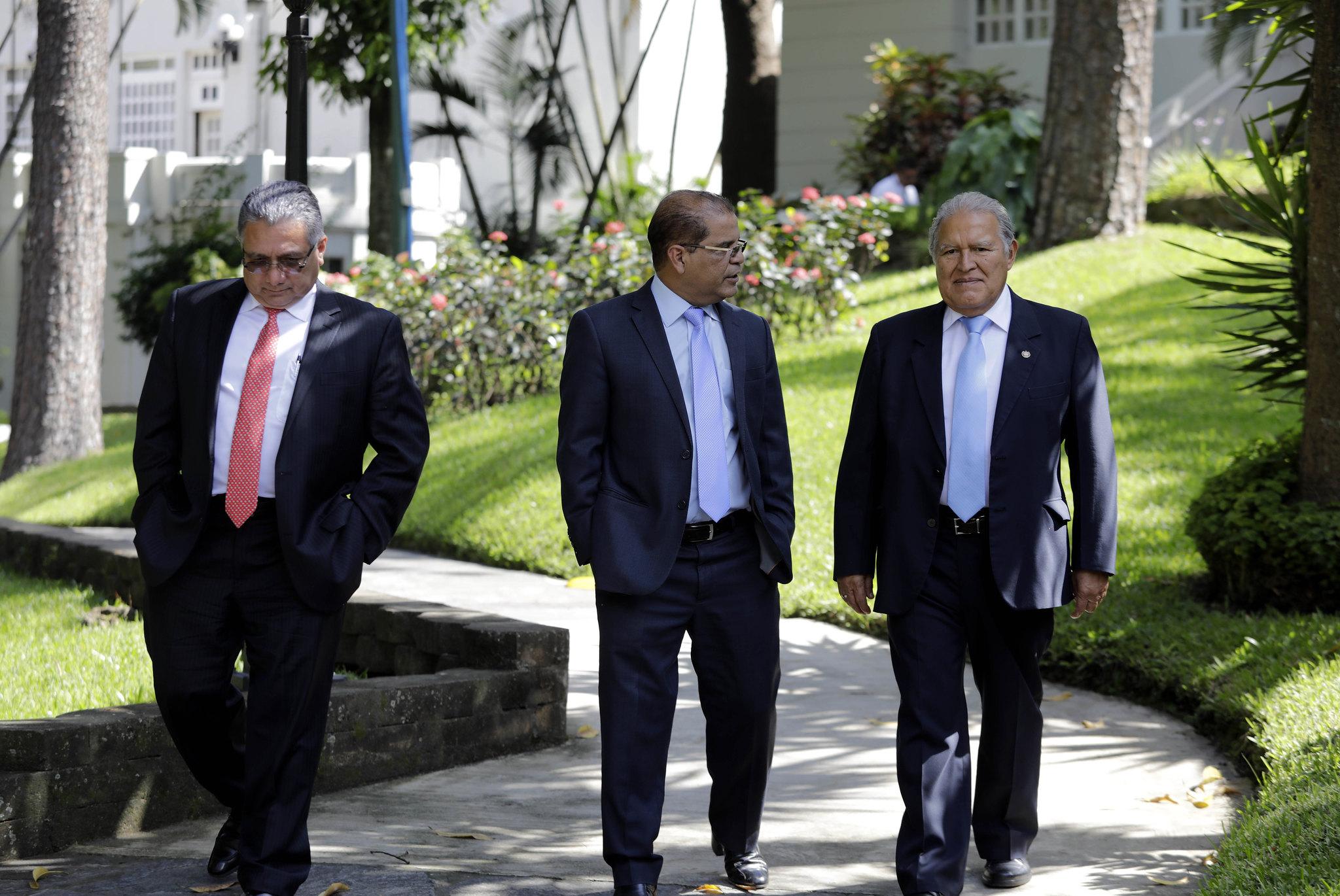 Manuel Melgar, secretario privado de la Presidencia (izquierda), el vicepresidente Óscar Ortiz (centro) y el presidente Salvador Sánchez Cerén tras una reunión de Consejo de Ministros Ampliado del segundo gobierno del FMLN (2014-2019). Foto, cortesía de Casa Presidencial.