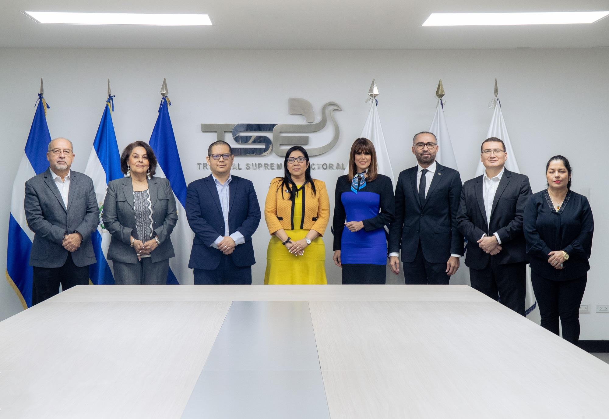 La embajadora de El Salvador en Washington, Milena Mayorga, posa con magistrados del TSE durante una visita que hizo a las oficinas del tribunal en febrero de 2023. Foto: cortesía.