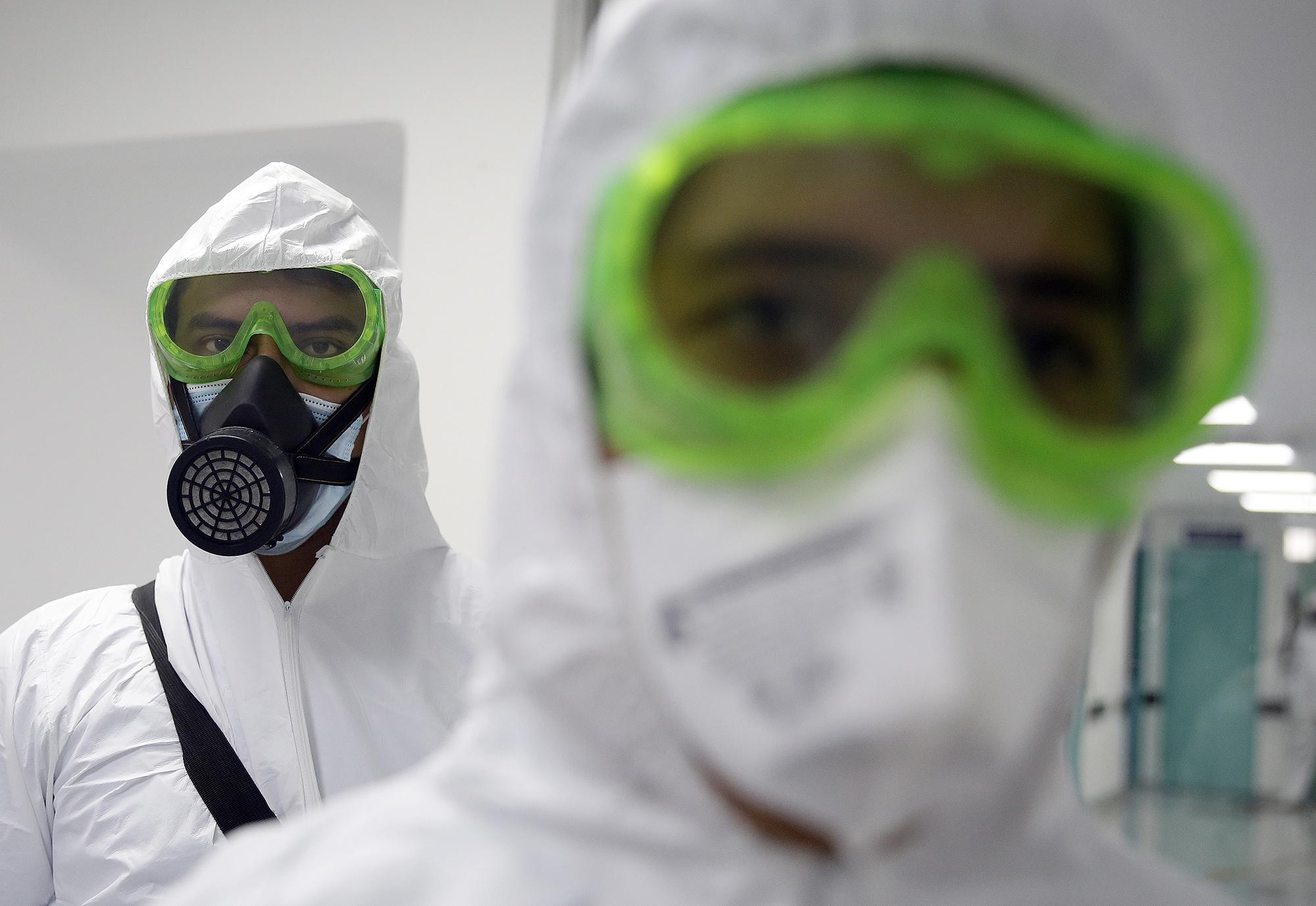 Auxiliares del Ministerio de Salud realizan una campaña de desinfección del Hospital Nacional 