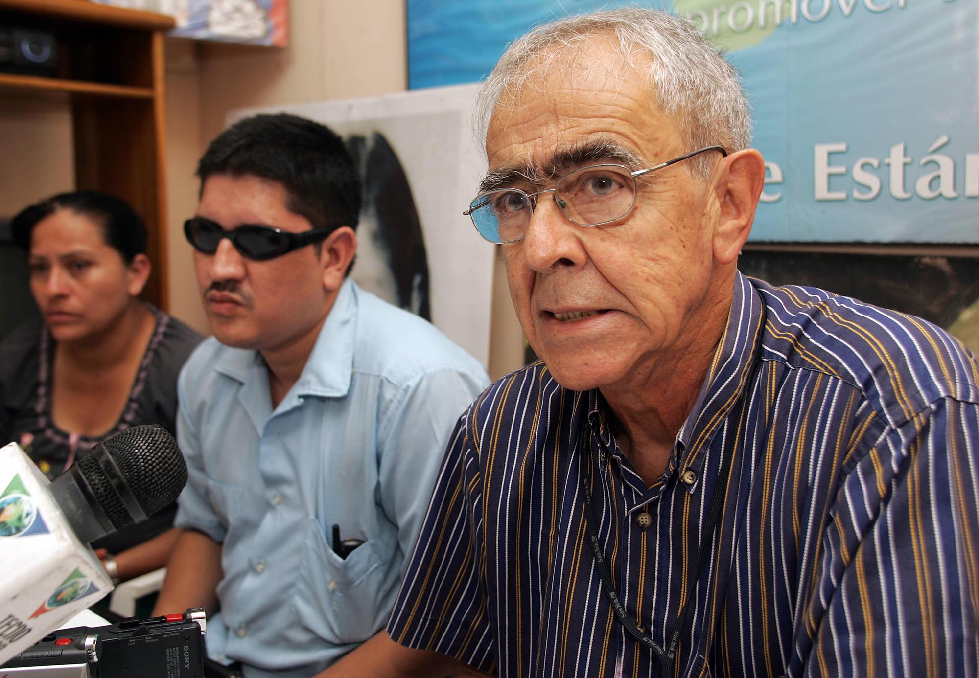 El sacerdote jesuita Jon Cortina (D), de la Asociación Pro-Búsqueda de Niños y Niñas Desaparecidos durante la pasada guerra civil, habla en una conferencia de prensa, junto a los hermanos Suyapa (I) y Fernando (C) Serrano Cruz, en San Salvador, el 29 de setiembre de 2005. La no gubernamental Asociación de Niños y Niñas Desaparecidos (PRO-BUSQUEDA), denunció este jueves que el Estado salvadoreño 