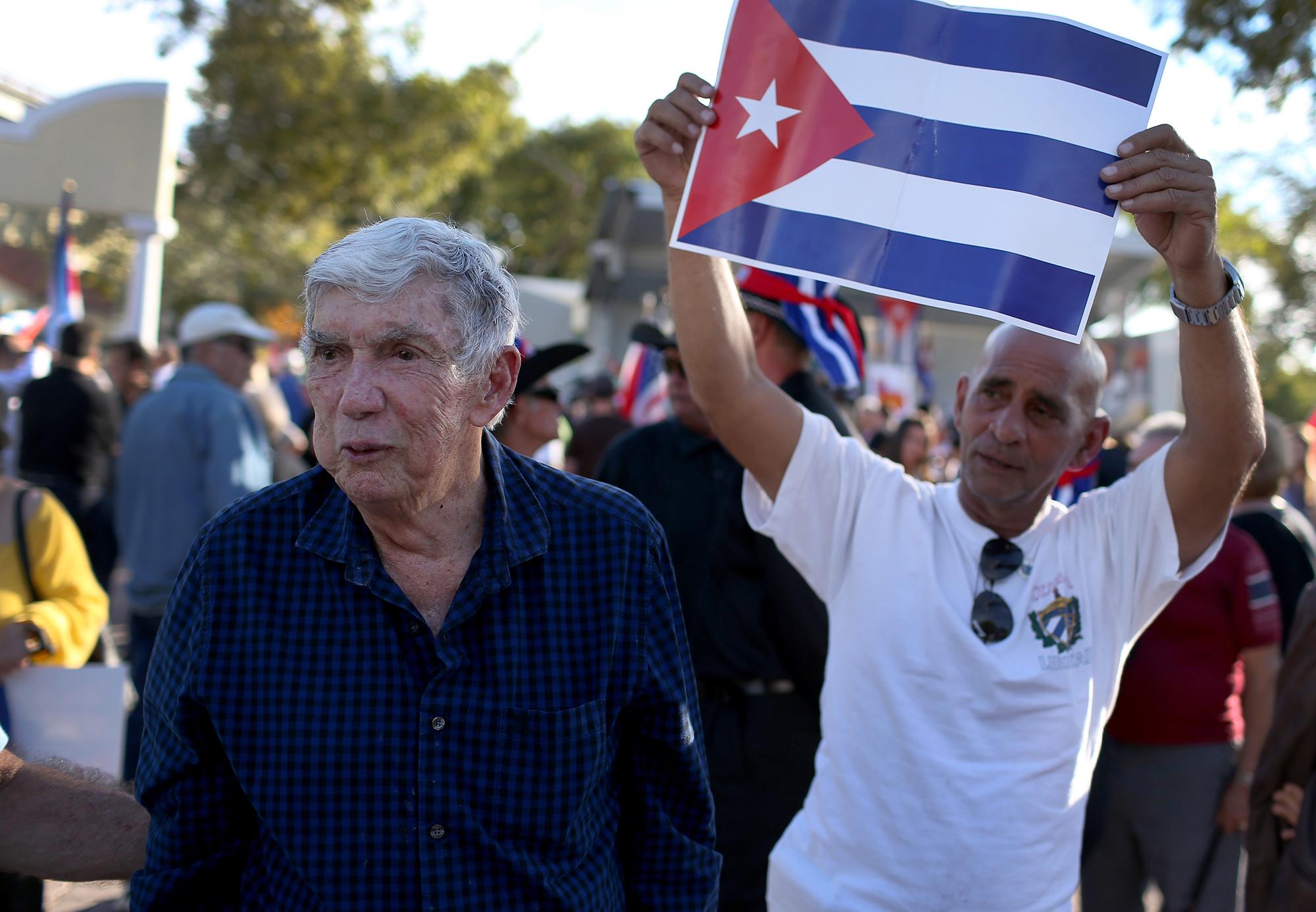 Luis Posada Carriles (izquierda), falleció el 23 de mayo en su residencia en Miami, Estados Unidos. AFP PHOTO | GETTY IMAGES NORTH AMERICA | JOE RAEDLE