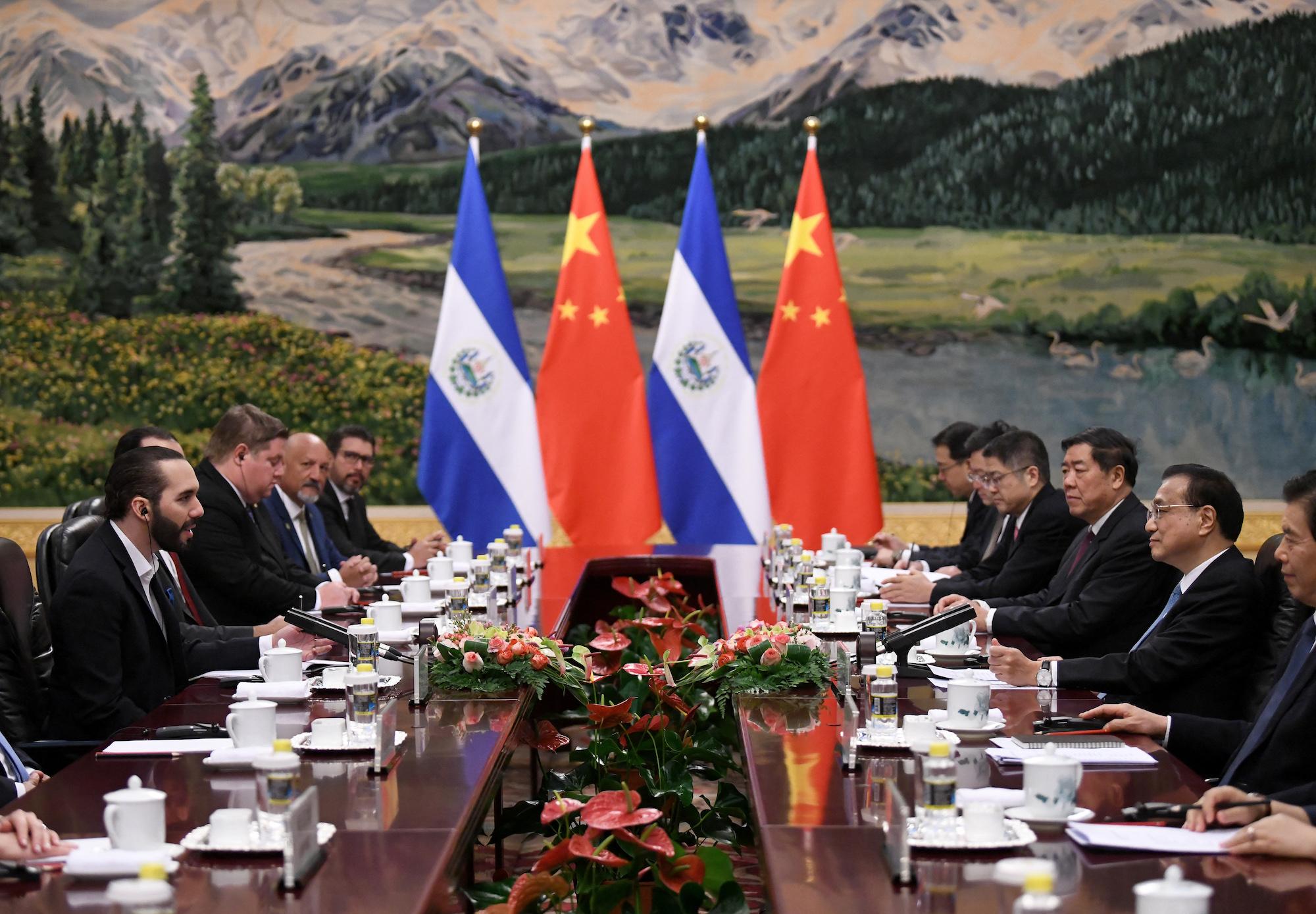El presidente de El Salvadorís Nayib Bukele se reúne con el Primer Ministro chino Li Keqiang, en el gran salón del pueblo en Pekín, en diciembre 2019. (Foto Noel CELIS / POOL / AFP)