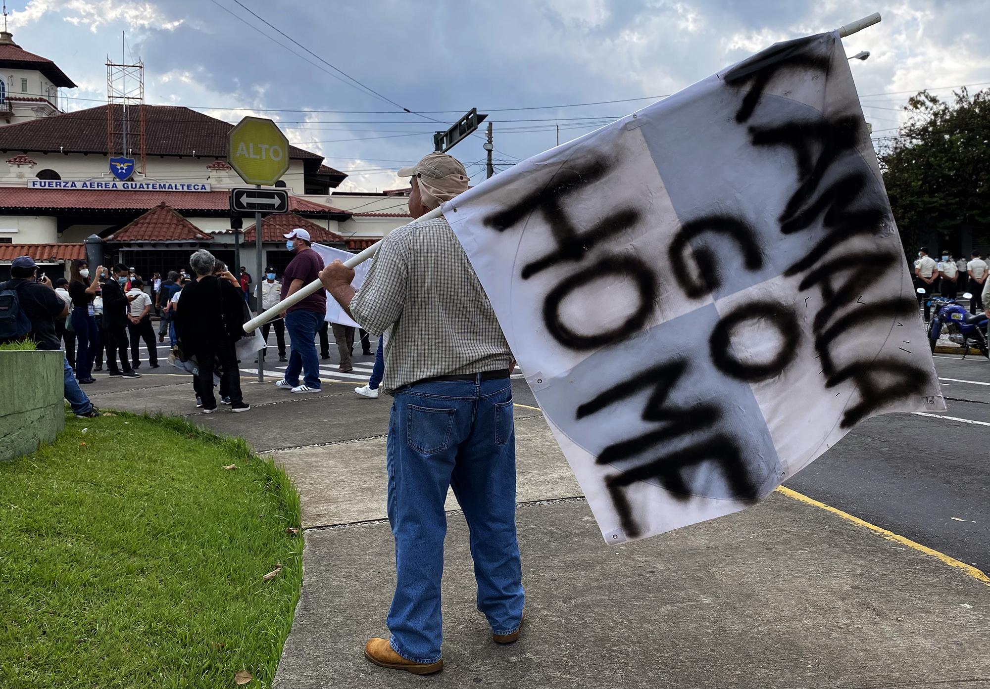 El domingo 6 de junio, frente a la base de la Fuerza Aérea guatemalteca y previo al aterrizaje de Kamala Harris, la Asociación de Veteranos Militares de Guatemala, se manifestó, no por su visita diplomática, sino en contra de su injerencia y chantaje a cambio de ayuda a Guatemala. Así lo dijeron abiertamente a los medios de comunicación.  Foto de El Faro: Víctor Peña. 