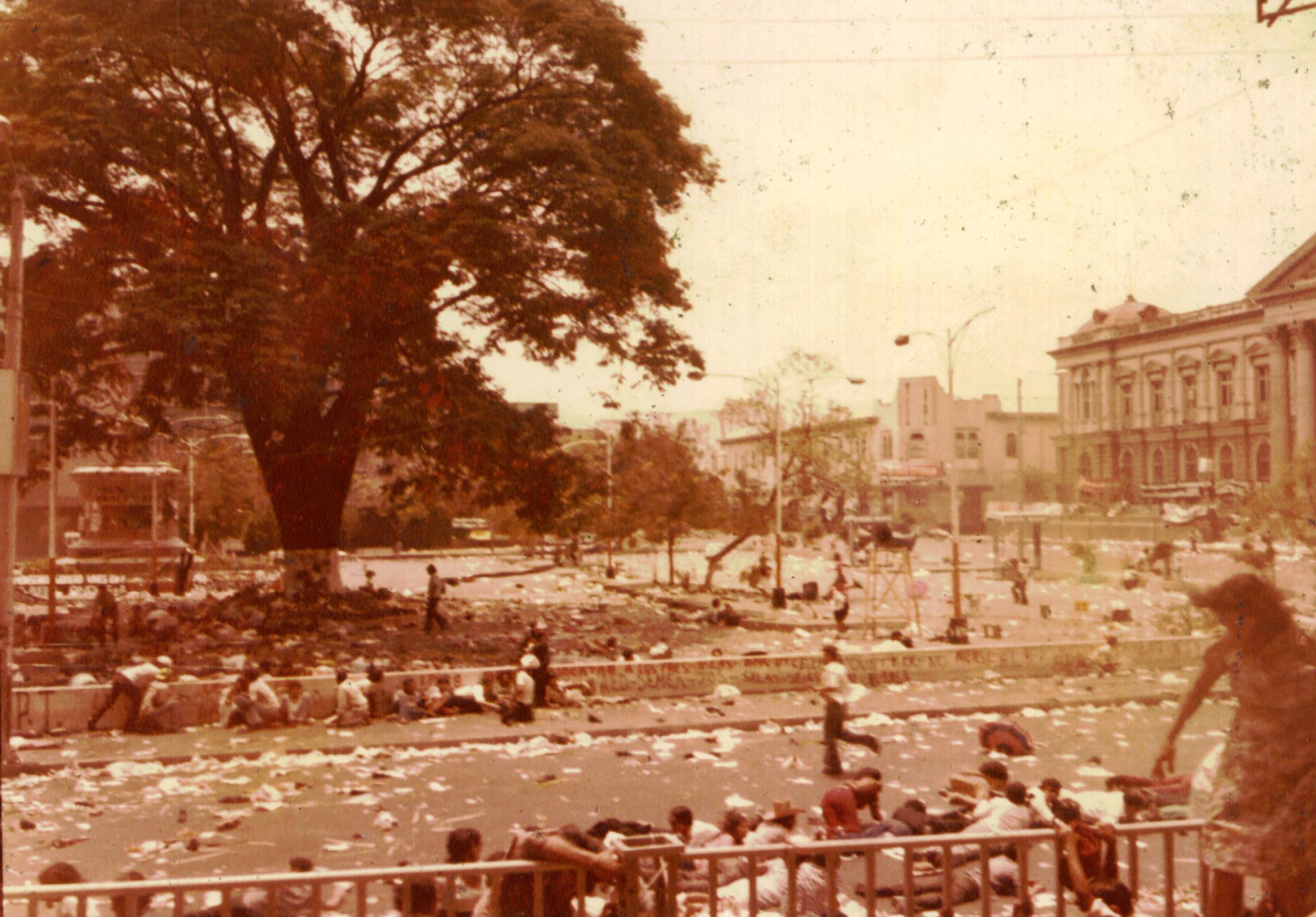 Plaza Barrios, San Salvador, frente al Palacio Nacional y Catedral Metropolitana, durante el entierro de monseñor Óscar Arnulfo Romero. La plaza quedó desolada tras los disparos que dispersaron a una multitud de unas 150,000 personas. Foto: Cortesía del Museo de la Palabra y la Imagen (MUPI).