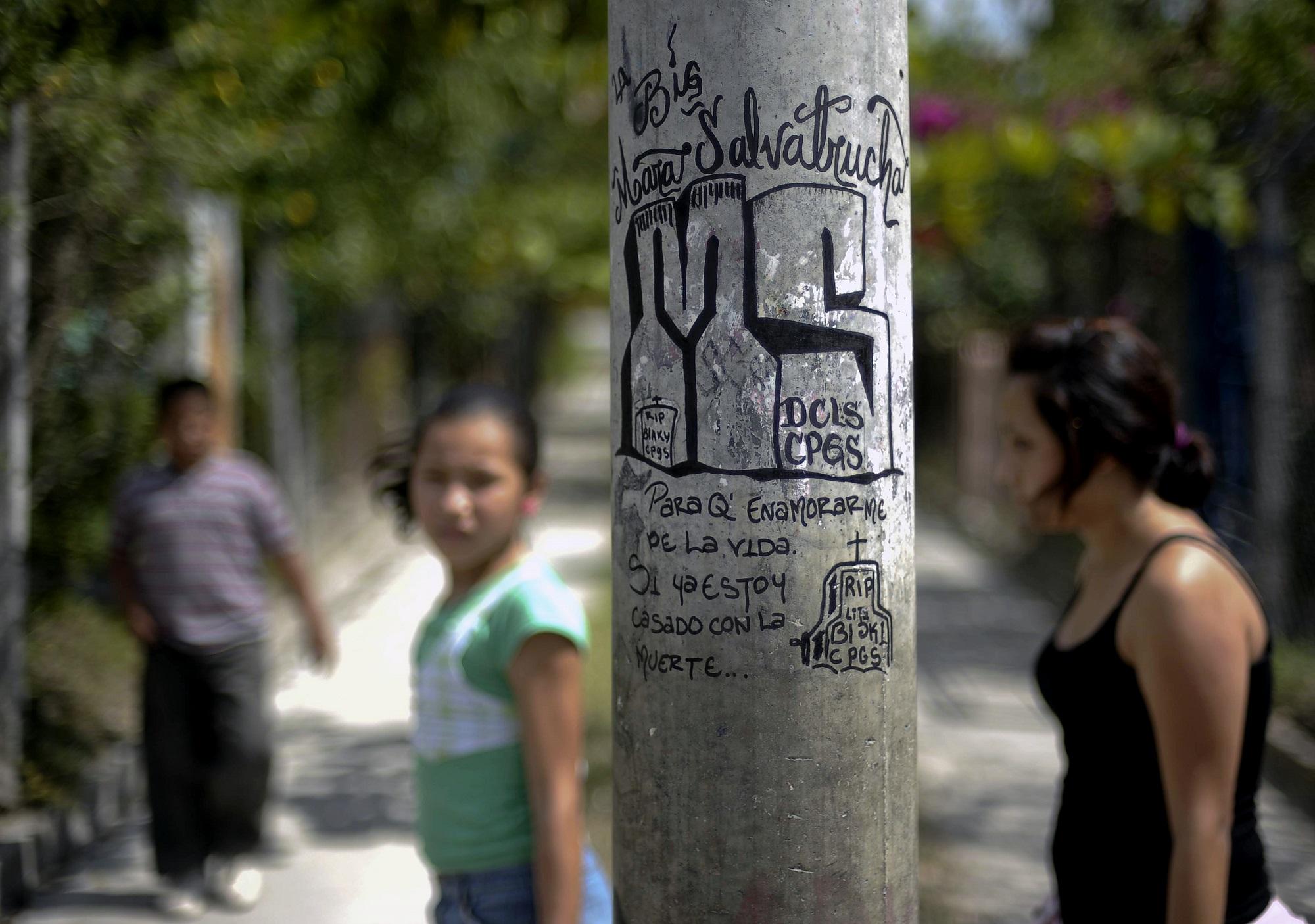 Un pequeño placazo  de la Mara Salvatrucha en una calle del Distrito Italia, una colonia ubicada en el municipio de Tonacatepeque, al norte de la capital salvadoreña. Foto José Cabezas (AFP).