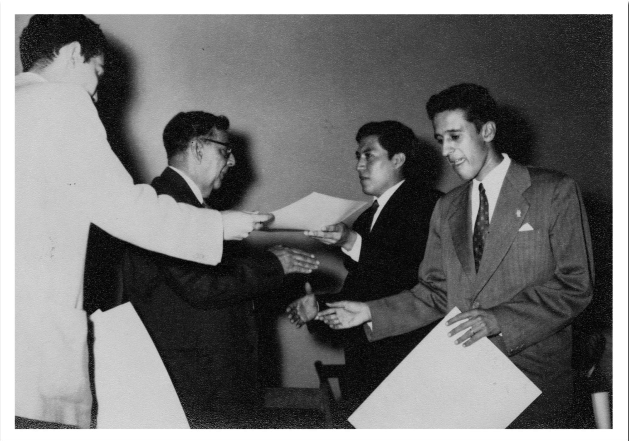 Otto René Castillo y Roque Dalton García reciben en San Salvador el Premio Centroamericano de Poesía en 1955. Fuente: cortesía del Dr. Roberto Rodríguez Rojas.