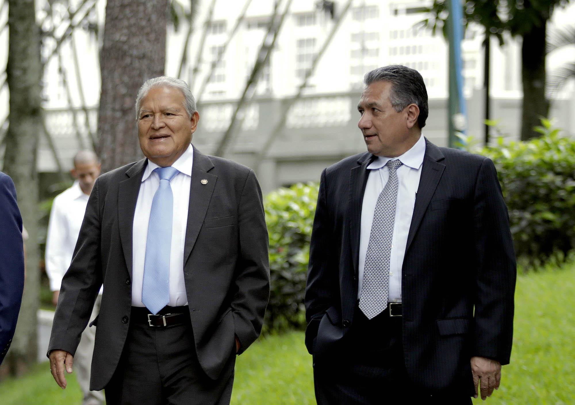 Manuel Melgar es el secretario privado de la Presidencia de este gobierno. En la imagen, junto a Salvador Sánchez Cerén. Como ministro de Seguridad del gobierno de Funes recibió un sobresueldo de $5,000, según el documento al que El Faro tuvo acceso. Melgar se negó a responder preguntas del medio. Foto: Archivo Presidencia de El Salvador.