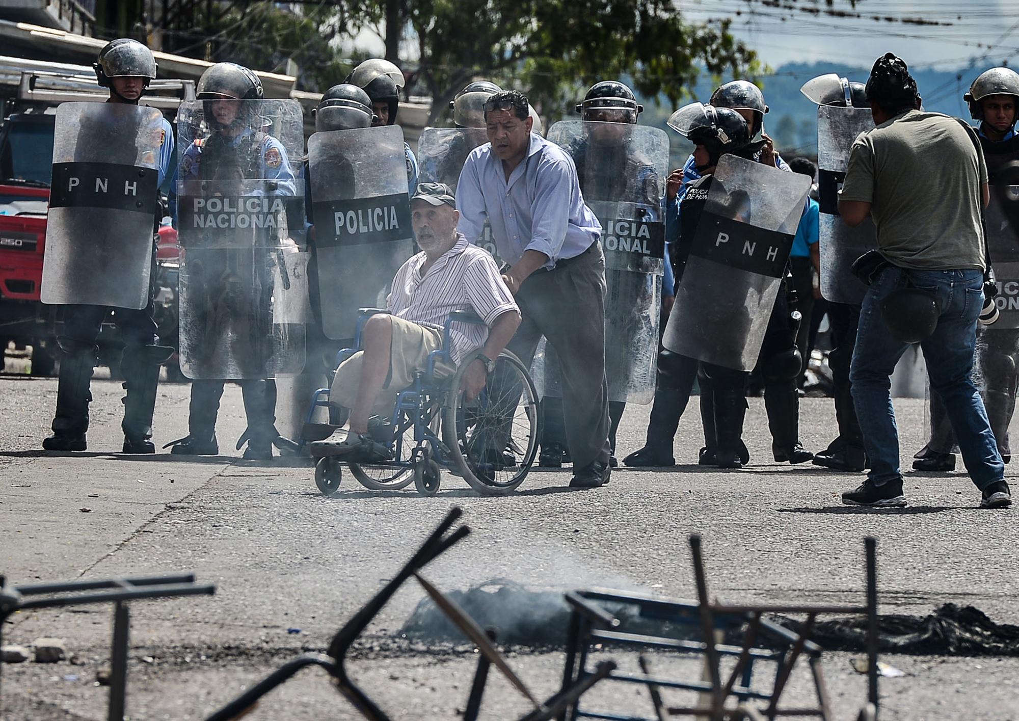 Honduras vuelve a exigir la salida de JOH. El 21 de octubre de 2019, en Tegucigalpa, se registró un choque de la policía antidisturbios hondureña contra los manifestantes que exigen la renuncia del presidente Juan Orlando Hernández por sus presuntos vínculos con el tráfico de drogas. Los partidos opositores en Honduras acusaron a Hernández de dirigir una red de drogas y corrupción y convocaron protestas callejeras para exigir la renuncia del presidente, luego de que un tribunal de Nueva York condenara al hermano del presidente por tráfico de drogas. Foto por Orlando Sierra / AFP.