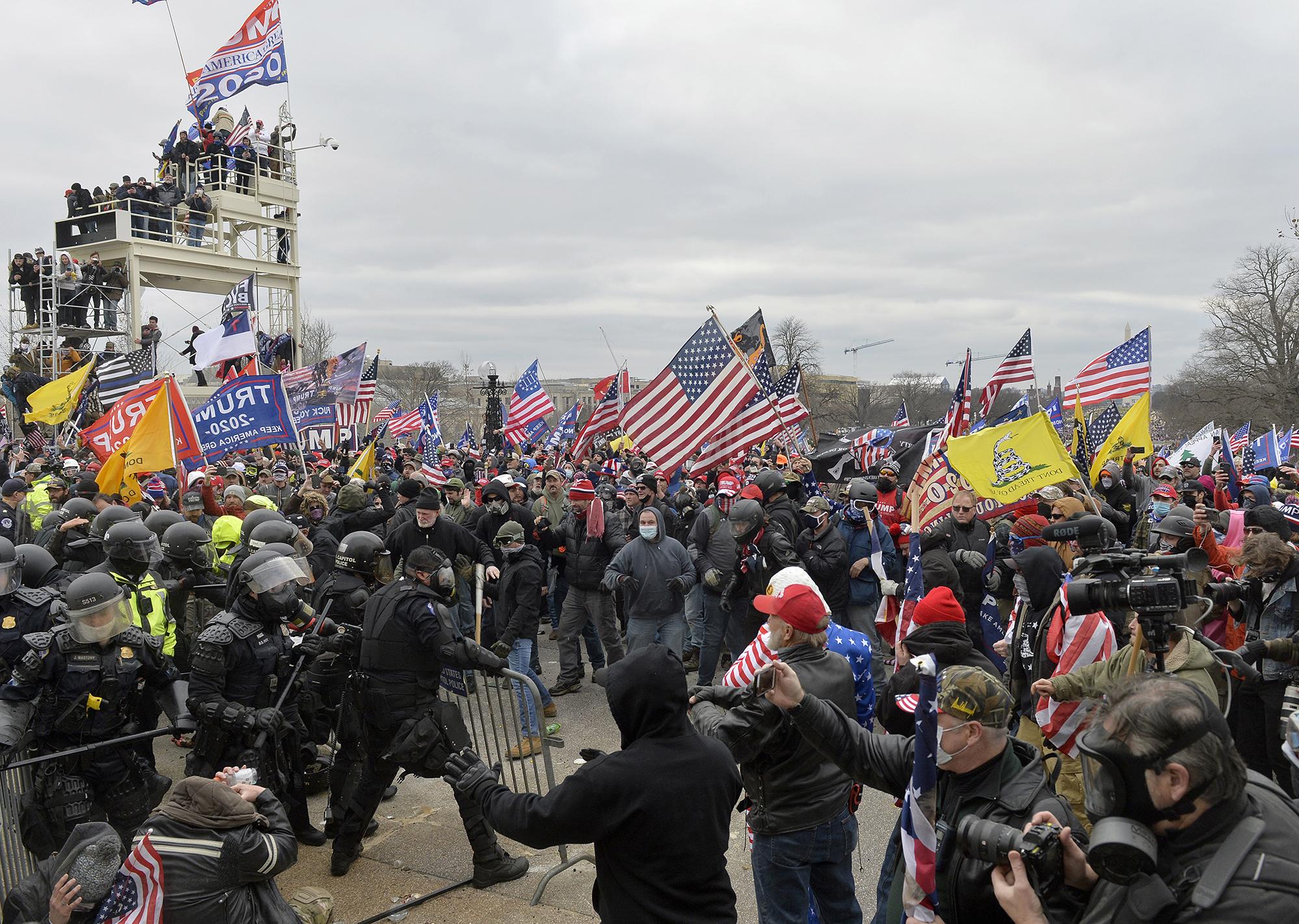Los partidarios de Trump chocan con la policía y las fuerzas de seguridad mientras intentan asaltar el Capitolio de Estados Unidos, en Washington, DC. Foto de El Faro: Joseph Prezioso / AFP.