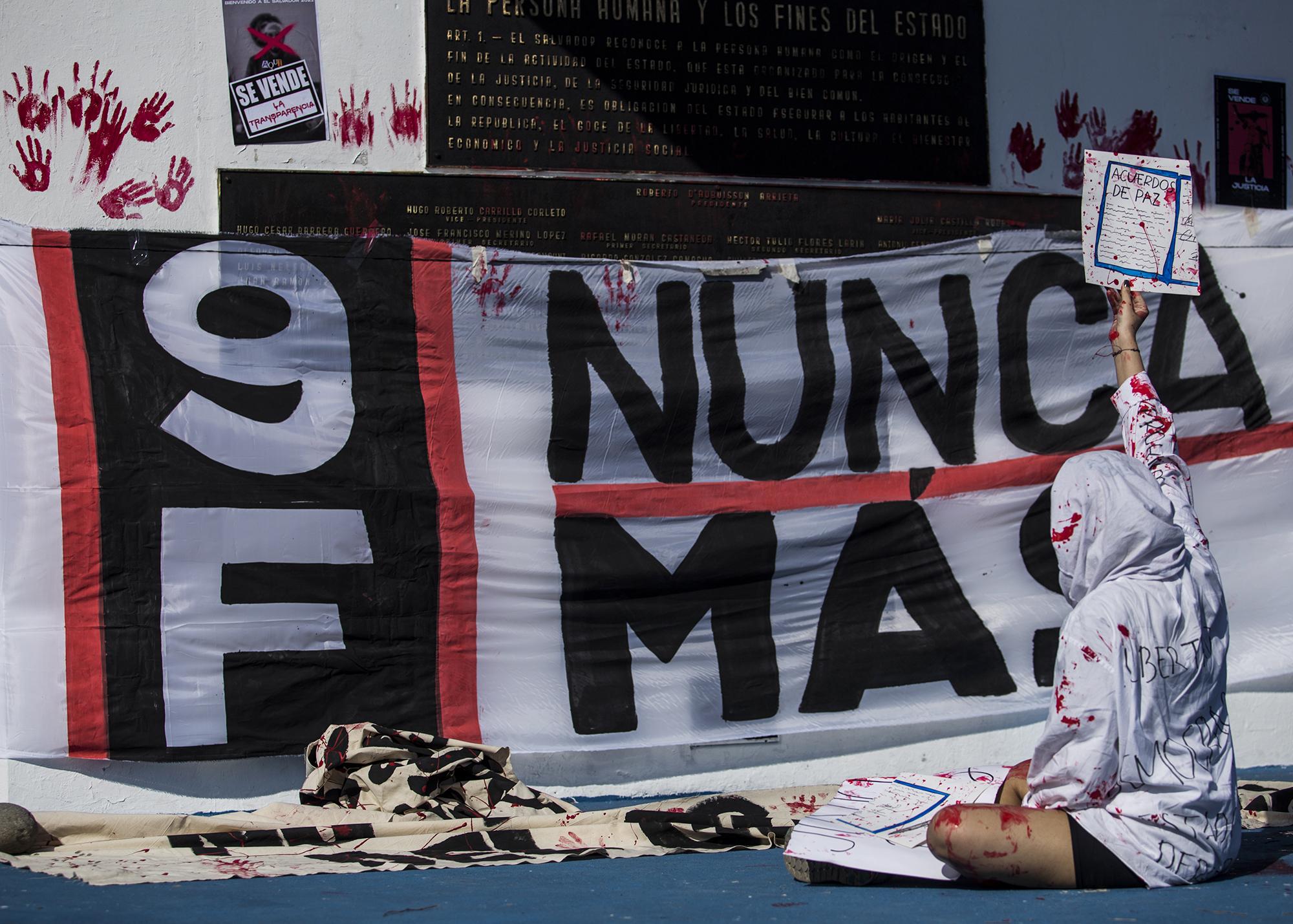 Organizaciones civiles protestaron en el Monumento a la Constitución, a un año de la militarización de la Asamblea Legislativa y contra el discurso del presidente Nayib Bukele, que incita el respeto a la institucionalidad y a la violencia. Foto de El Faro: Víctor Peña.