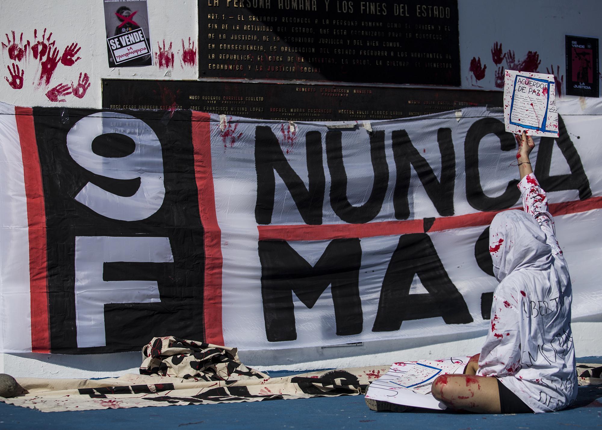 Civic organizations protested at the Monument to the Constitution one year after the militarization of the Legislative Assembly, and against President Nayib Bukele’s speech, which incites disrespect for institutions and violence. Photo by El Faro: Víctor Peña.