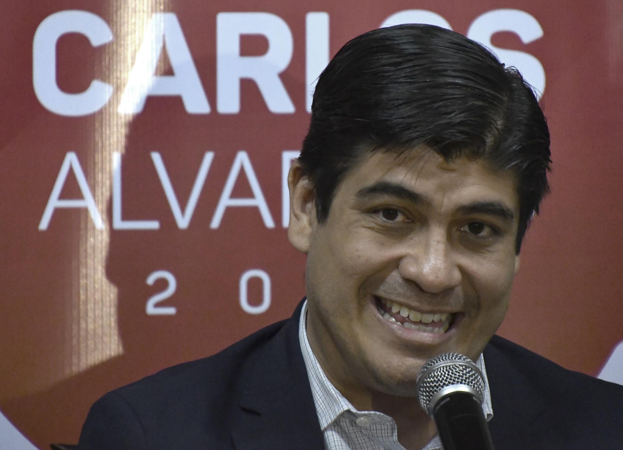 Carlos Alvarado, candidato oficialista a la presidencia de Costa Rica, con el gobernante Acción Ciudadana (PAC), durante una conferencia de prensa este 5 de febrero, en San José. Foto: AFP/ Ezequiel Becerra 