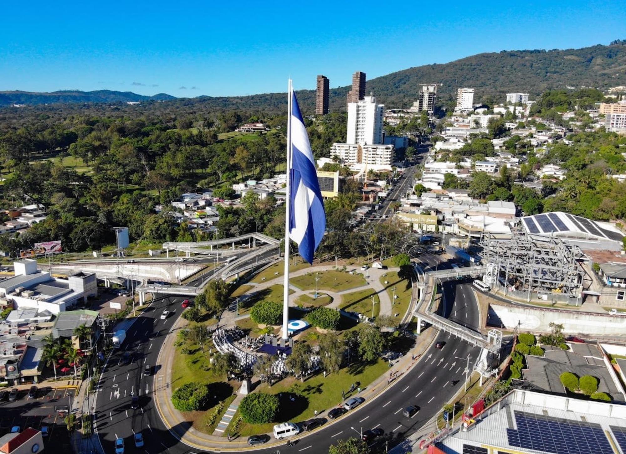 Bandera ubicada en el redondel Masferrer en San Salvador. El alcalde capitalino ha dicho que esta obra, con un costo de $300 mil, inspirará a los salvadoreños 