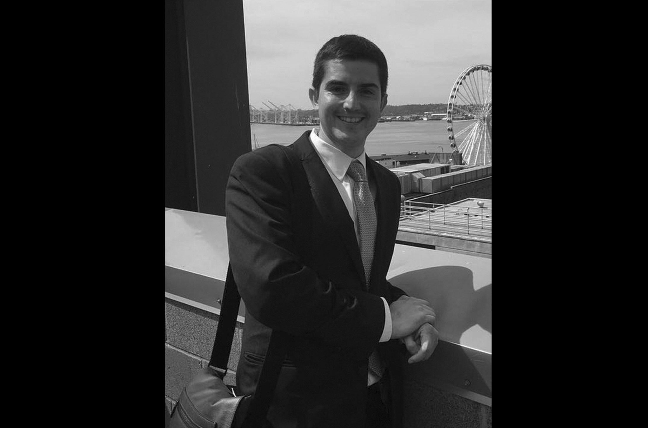 Nicolás Guzmán es chileno y periodista político freelance. Ha trabajado para medios escritos de Chile y España. Becario de la beca IJP (2018) en el diario TAZ, de Berlín. Ha escrito también para Deutsche Welle, en el marco de la beca de la fundación Heinz Kühn de Alemania.