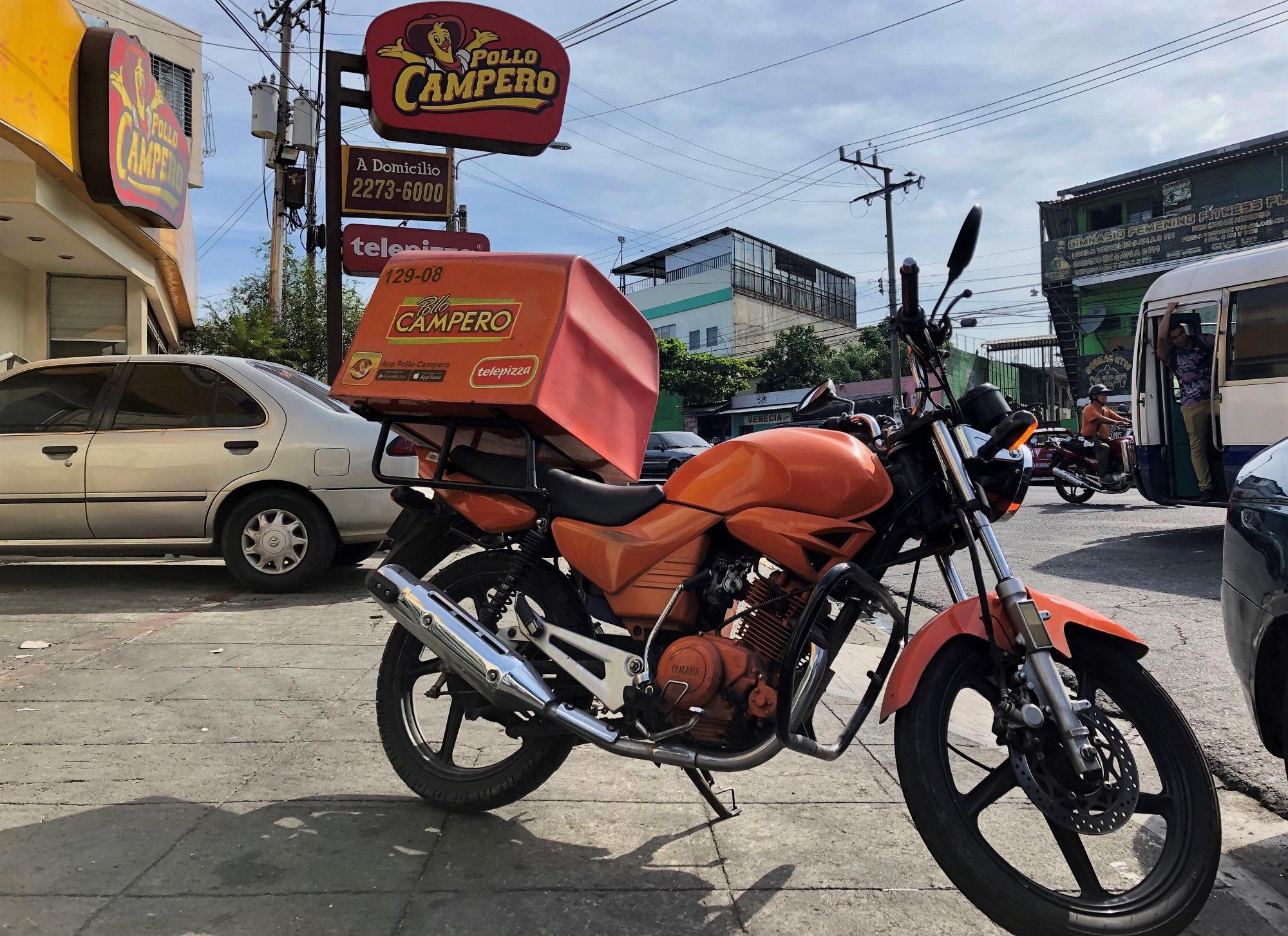 Las cifras oficiales de violencia homicida de Soyapango suman ya tres meses en mínimos históricos, pero los servicios de delivery de restaurantes como Pollo Campero mantienen restricciones en la distribución. Foto de El Faro: Roberto Valencia.
