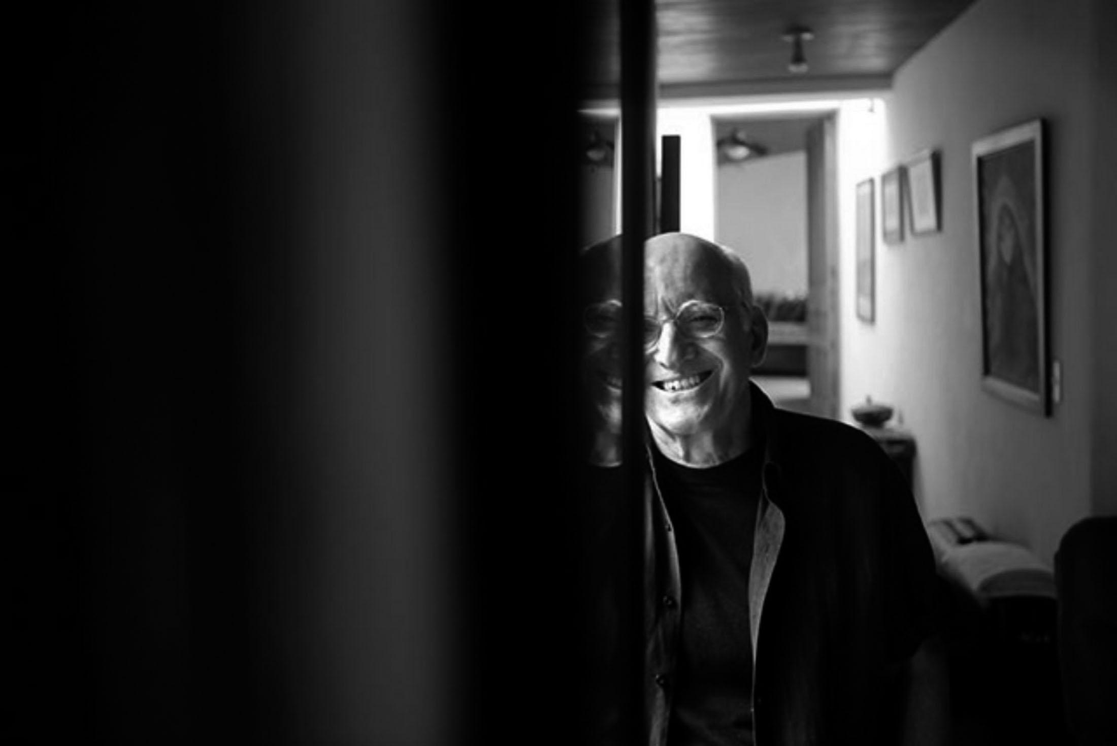 Roberto Salomón es director salvadoreño de teatro. Ganador del Premio Nacional de Cultura 2014 y Director creativo del Teatro Luis Poma desde su fundación en 2003.