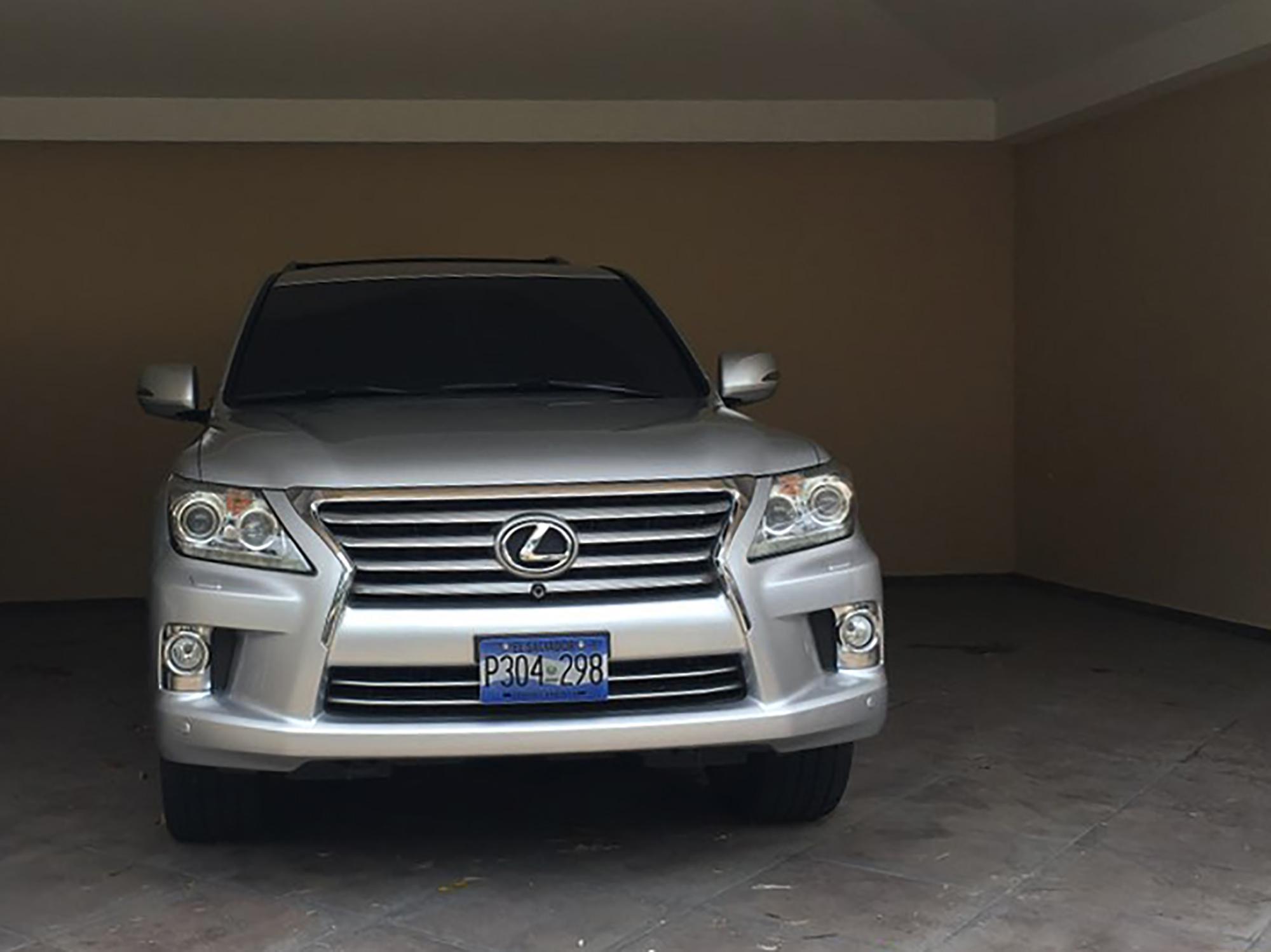 En agosto de 2018, la Fiscalía anunció desde la mansión Saca, en el cantón El Carmen, la incautación de las propiedades del expresidente Saca. La camioneta marca Lexus, año 2013, color gris, vidrios polarizados, placas P304-298 estaba en la lista. Foto de Gabriel Labrador