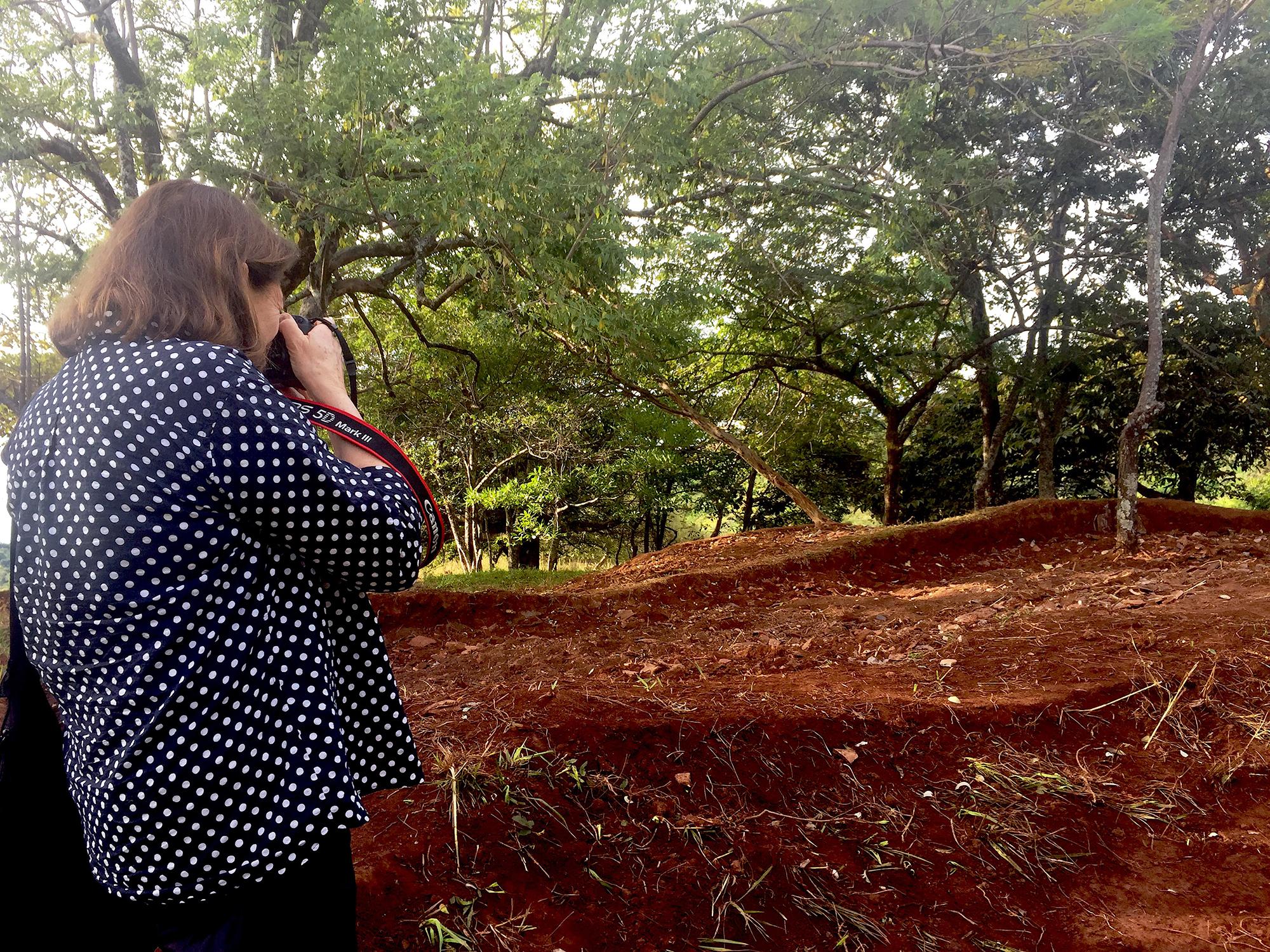 Susan Meiselas en El Mozote. Noviembre 2016. Foto Cortesía: Edgar Romero 