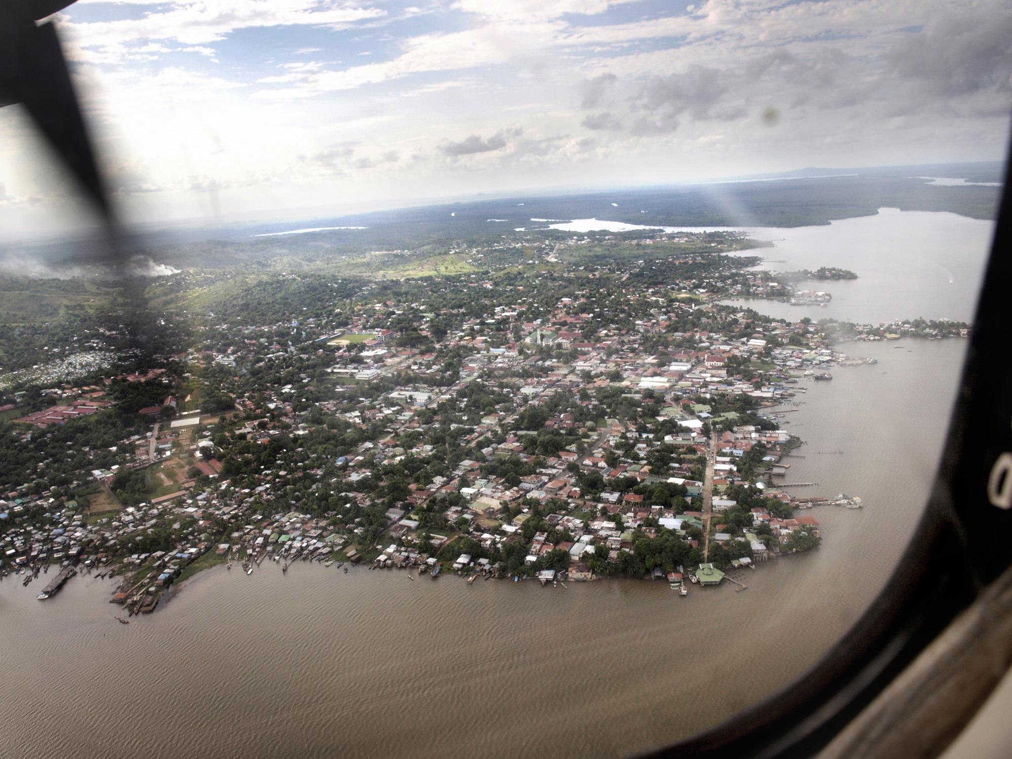 Vista aérea de Bluefields, el asentamiento humano más importante en los más de 500 kilómetros que tiene la costa caribeña nicaragüense. Foto Roberto Valencia (El Faro).