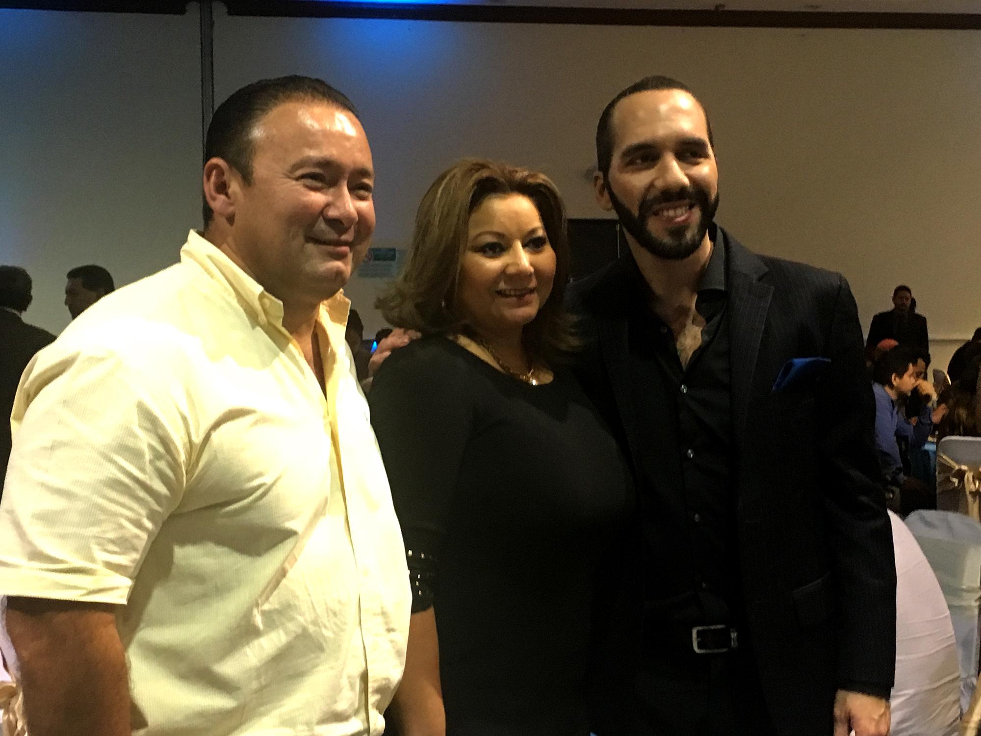 El candidato presidencial de Gana, Nayib Bukele (a la derecha), junto al diputado Guillermo Gallegos (a la izquierda) y su esposa, Julia Nora Romero (en el centro), en la cena de recaudación de fondos para la campaña electoral, el jueves 27 de septiembre de 2018.