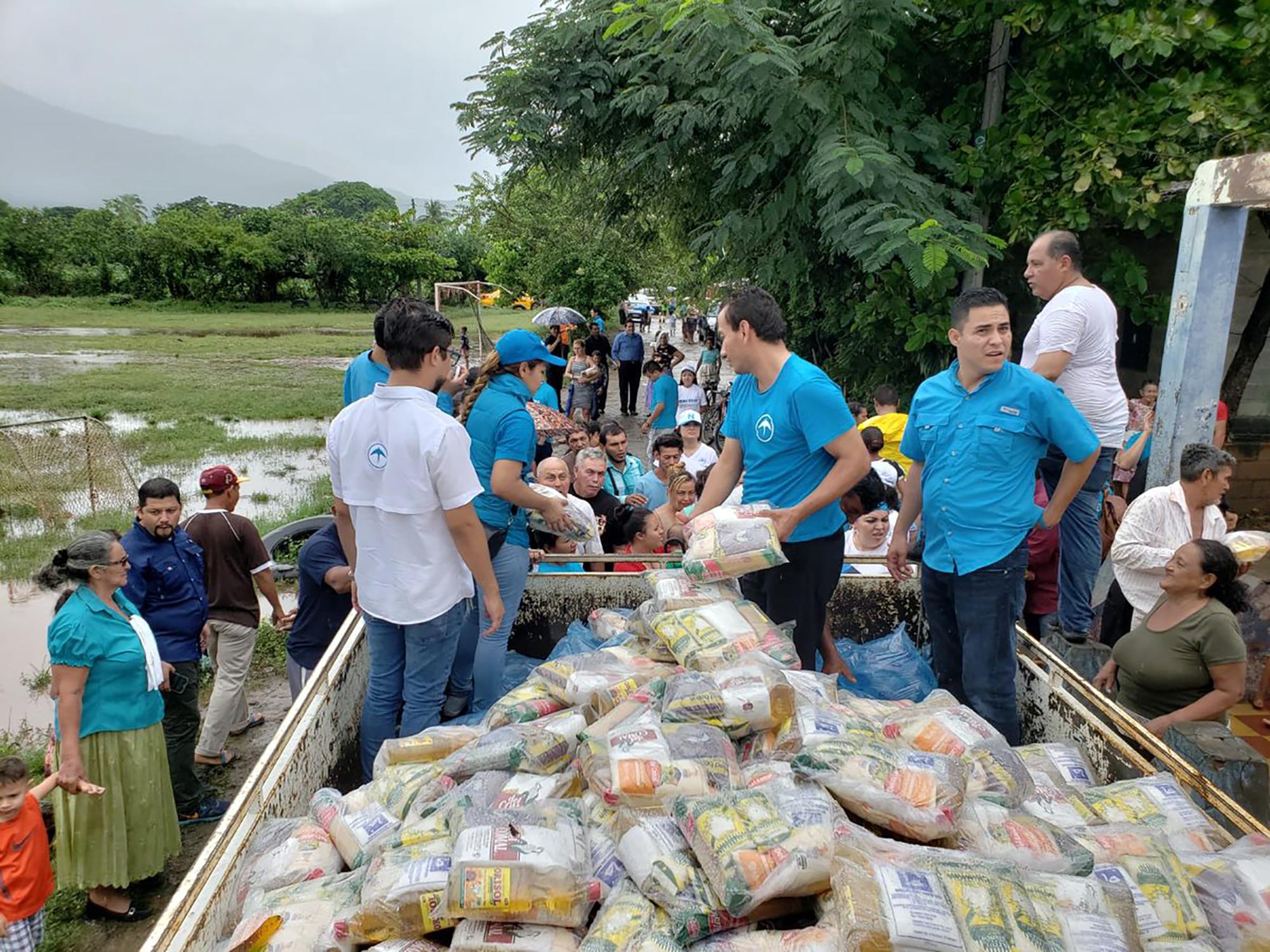 Equipo de Nuveas Ideas hacen entrega de víveres a comunidades afectadas por la lluvia, en la zona oriental del país. Foto: cortesía Nuevas Ideas