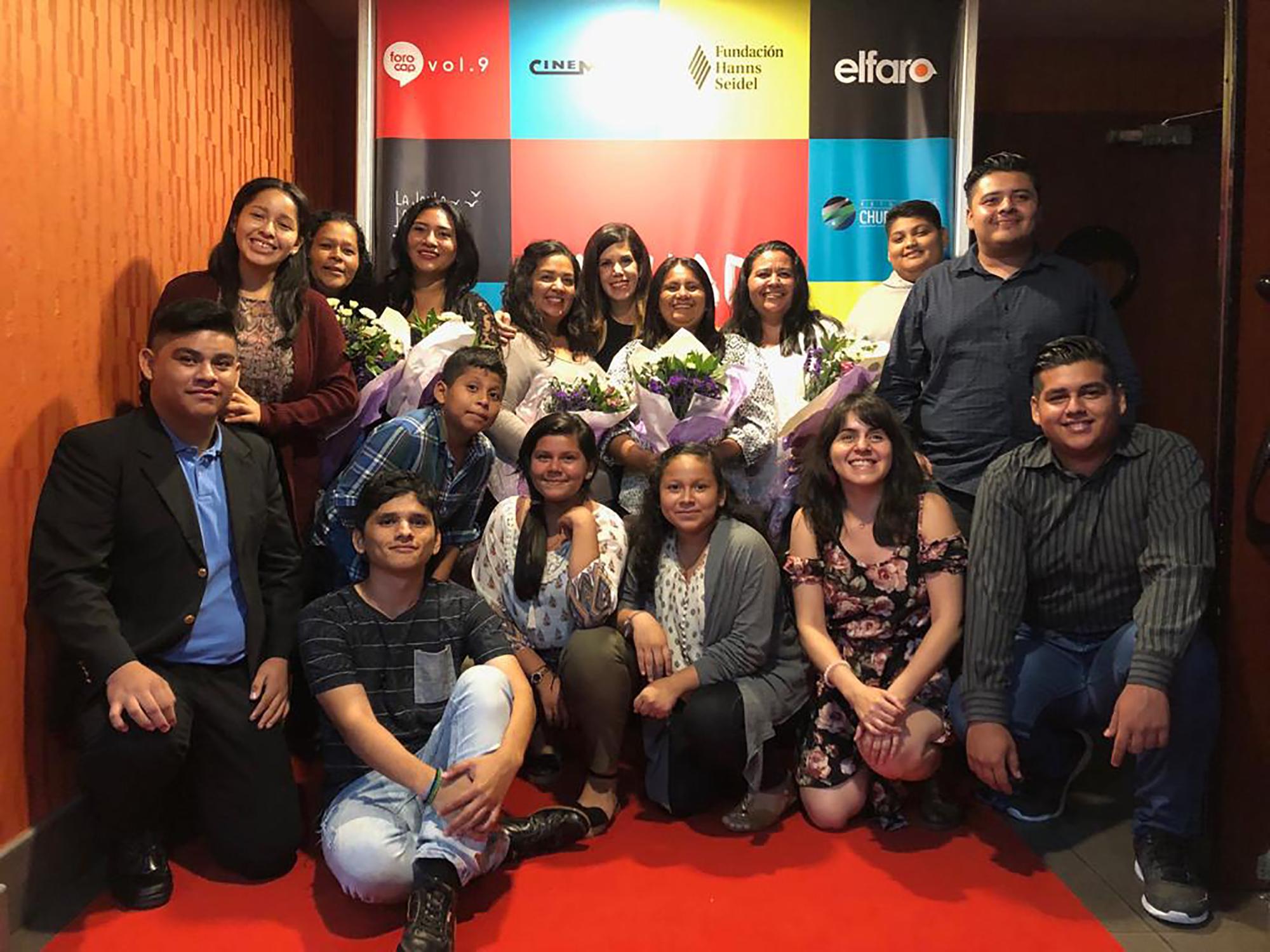 Las actrices y algunos de sus familiares en la noche del 14 de mayo, tras la presentación de Cachada en Cinemark La Gran Vía, durante el Foro Centroamericano de Periodismo 2019. Foto cortesía de producciones La Jaula Abierta.