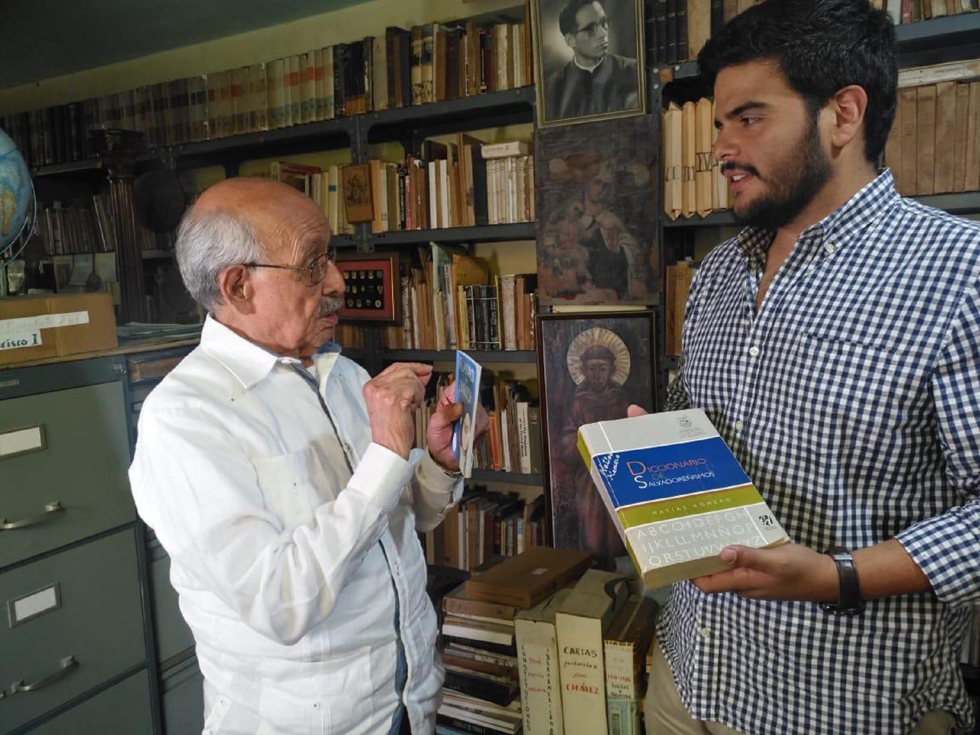 Matías Romero junto a Argueta en una entrevista con la UJMD. Cuando Argueta empezó a compilar las palabras, no tenía idea de que existía un diccionario de salvadoreñismos y mucho menos que su creador lo chulearía por su trabajo. Foto cortesía revista Matías Plus.