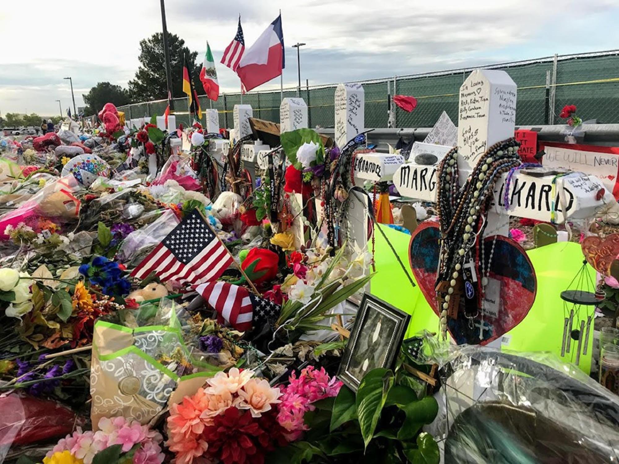 Memorial que se ha creado en la parte trasera de la tienda de Walmart donde ocurrió el tiroteo del 3 de agosto 2019. Cruces, obras de arte, flores, juguetes, y centenares de objetos tanto religiosos como mundanos adornar esta zona vigilada 24/7 por agentes de la policía local. Foto de Diego Murcia.