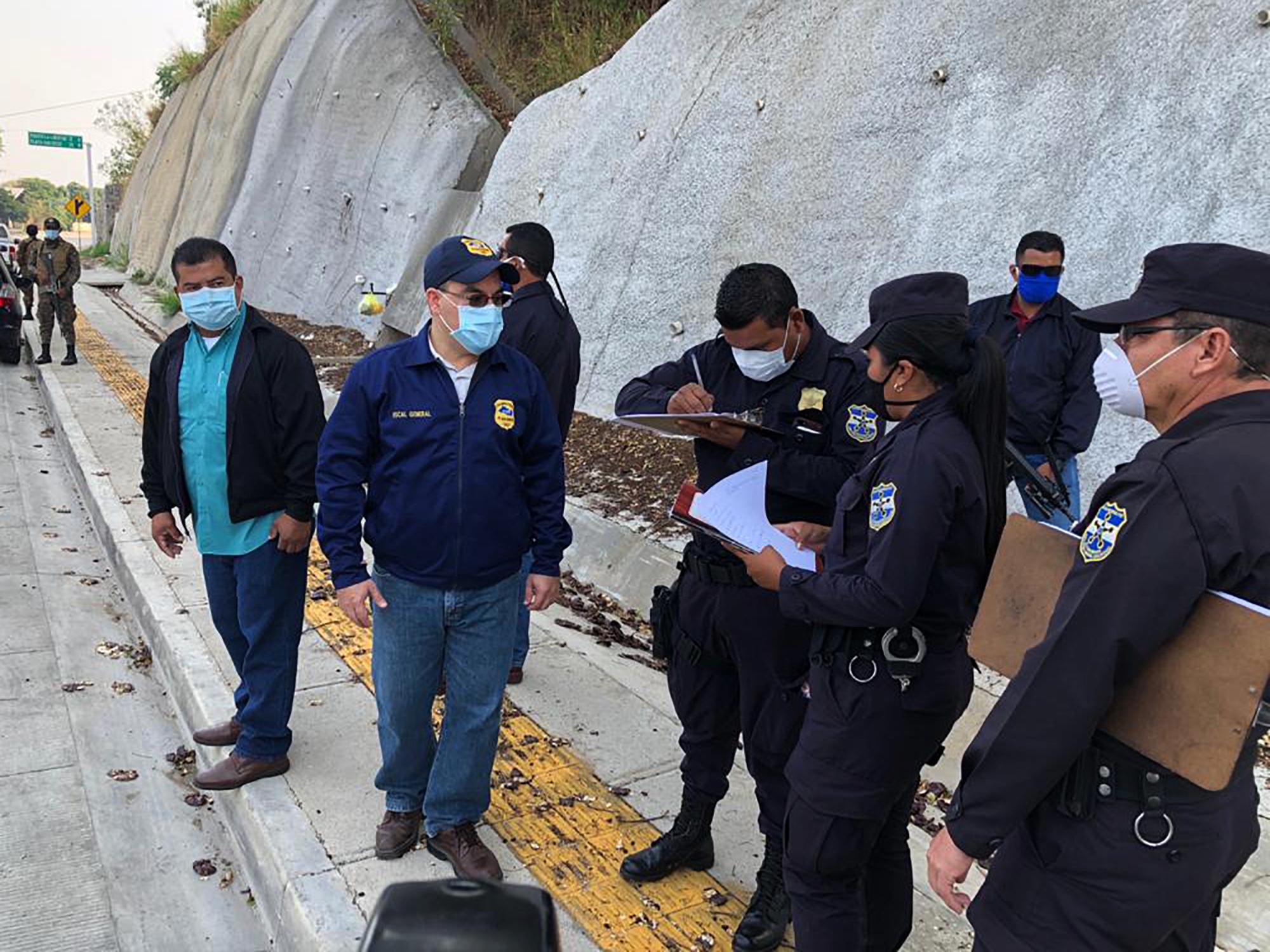 El fiscal general de la República, Raúl Melara, realizó personalmente una inspección al cerco sanitario que el gobierno impuso al Puerto de La Libertad durante la tarde del sábado 18 de abril. Foto de El Faro: Carlos Martínez