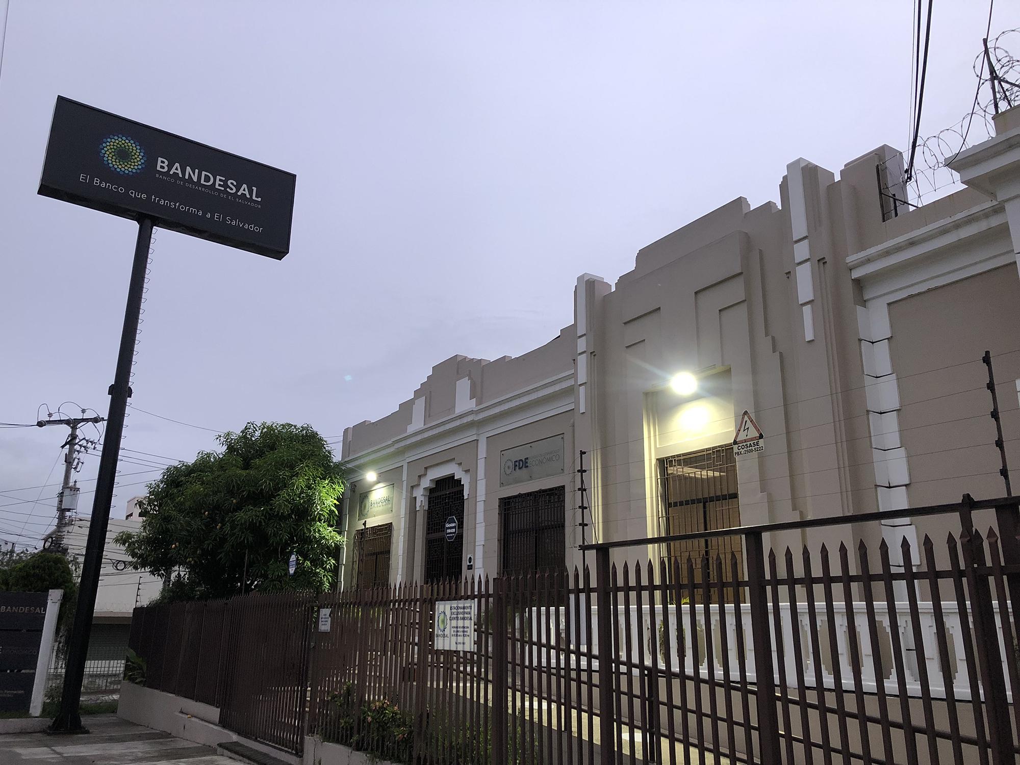 Oficinas de Bandesal sobre la alameda Roosevel en San Salvador. Foto de El Faro: Víctor Peña. 