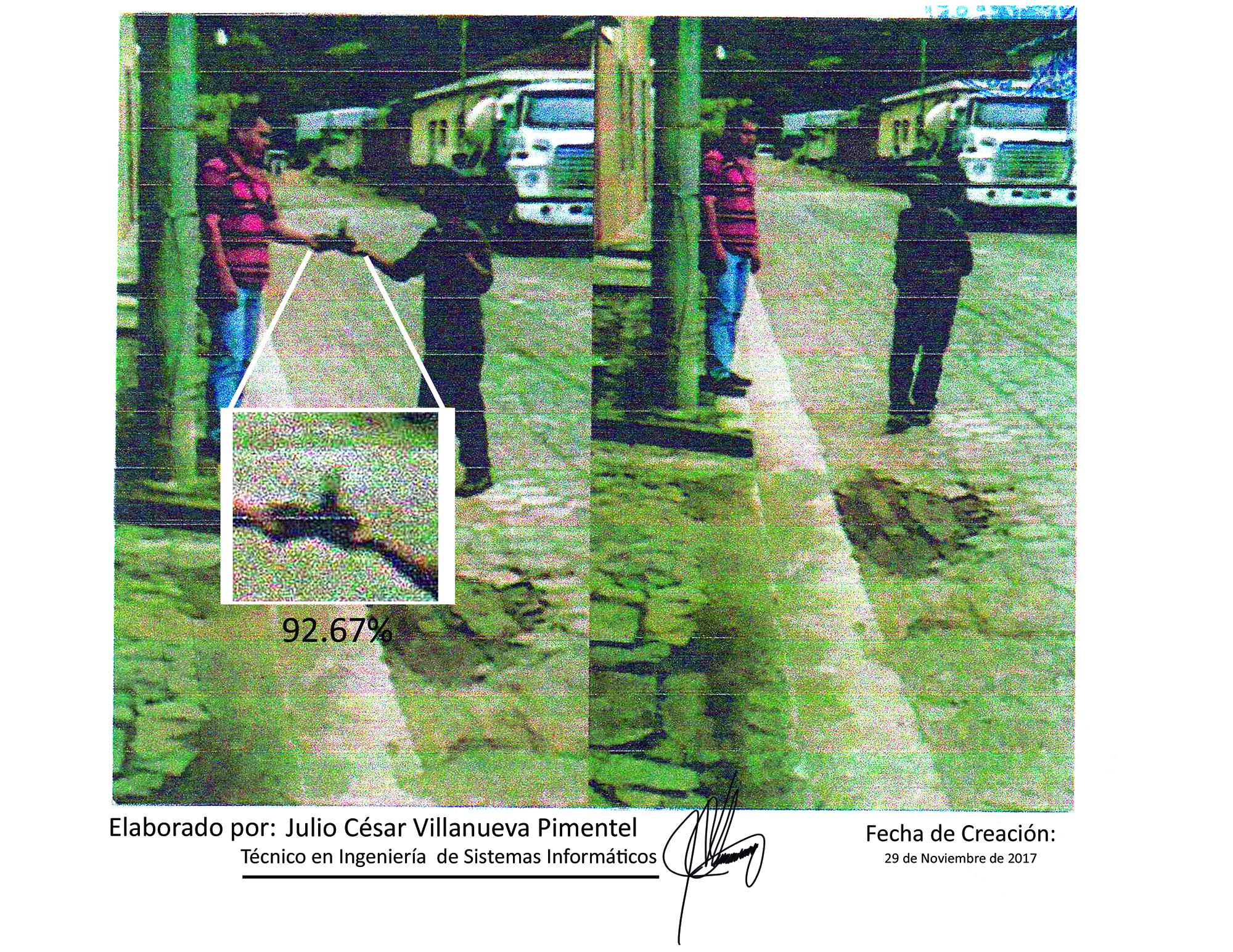 Un perito elaboró una ampliación de la fotografía anexada como prueba en un caso de extorsión. La familia de un detenido dice que el policía compró una orquídea, el policía dice que, en la imagen, el supuesto extorsionista, un hombre que se dedicaba a vender orquídeas, recibe dos billetes de $20.
