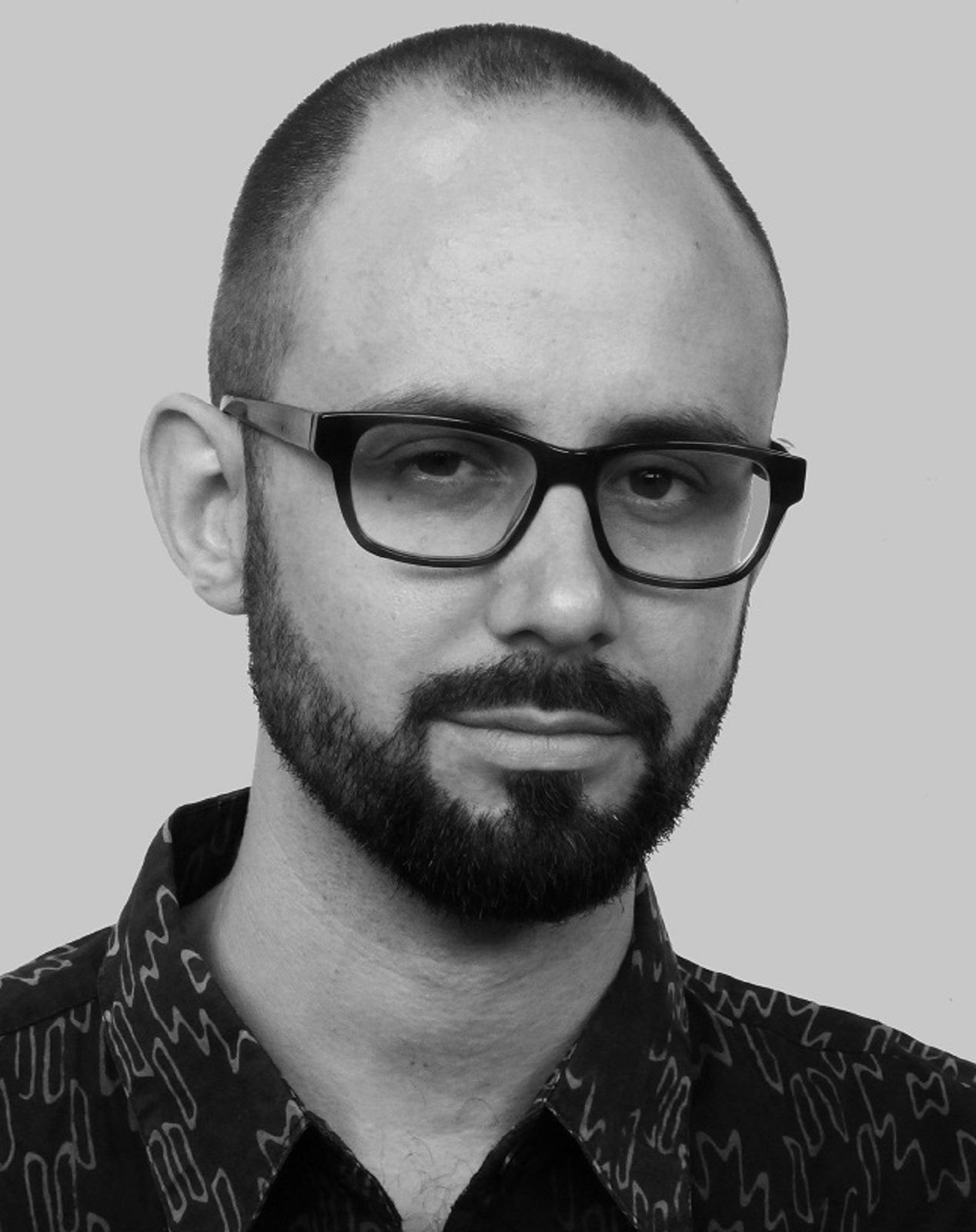 Benjamin Schwab es investigador en el proyecto de investigación teológica “Reconciliación a partir de las víctimas” de la Universidad Centroamericana José Simeón Cañas (UCA). Estudió teología y ciencias sociales en Alemania, Los Países Bajos y El Salvador y ha trabajado como investigador y consultor en temas relacionados a la construcción de paz y el desarrollo humano en varios países. 
