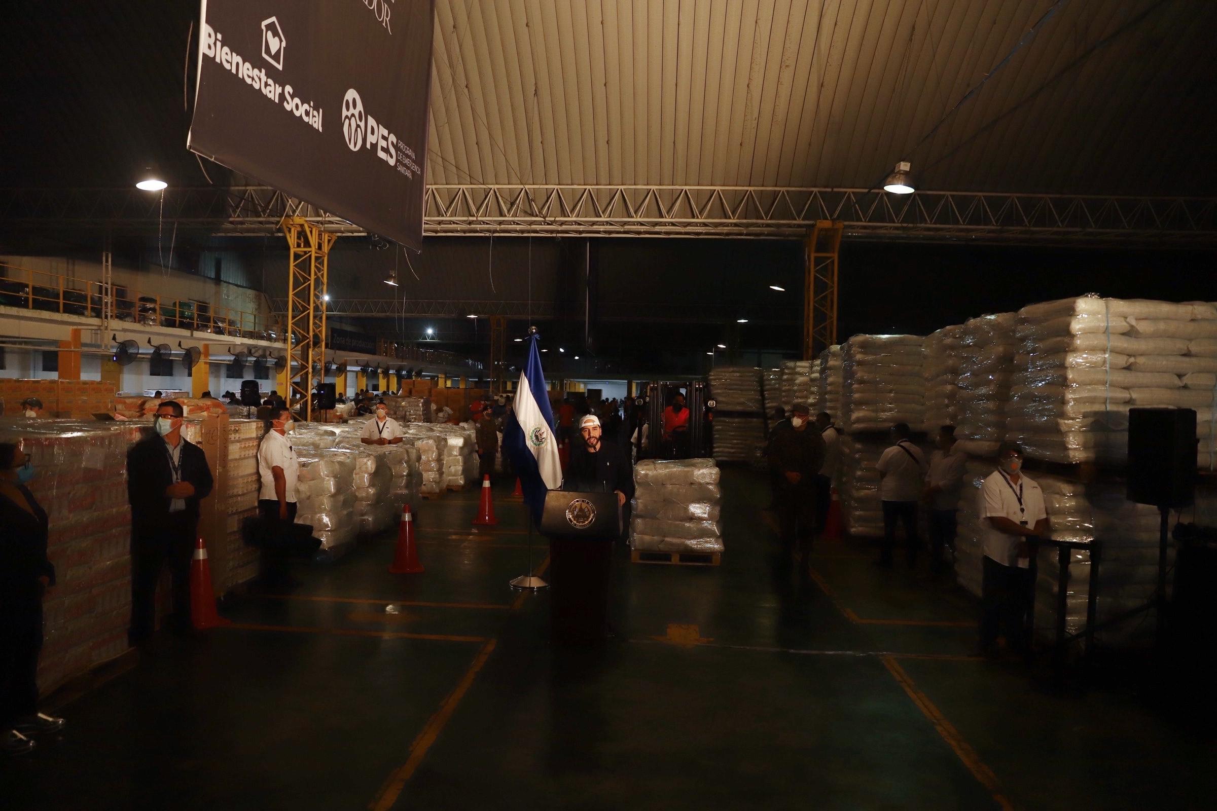 El Comité de Emergencia nunca tuvo voz ni voto para la asignación de proyectos y fondos en la emergencia. En la imagen, el presidente Bukele ofrece su primera conferencia de prensa en la cuarentena en una bodega en San Bartolo, donde se preparaban paquetes alimenticios que el Gobierno repartirá. Foto: El Faro/ Carlos Barrera.