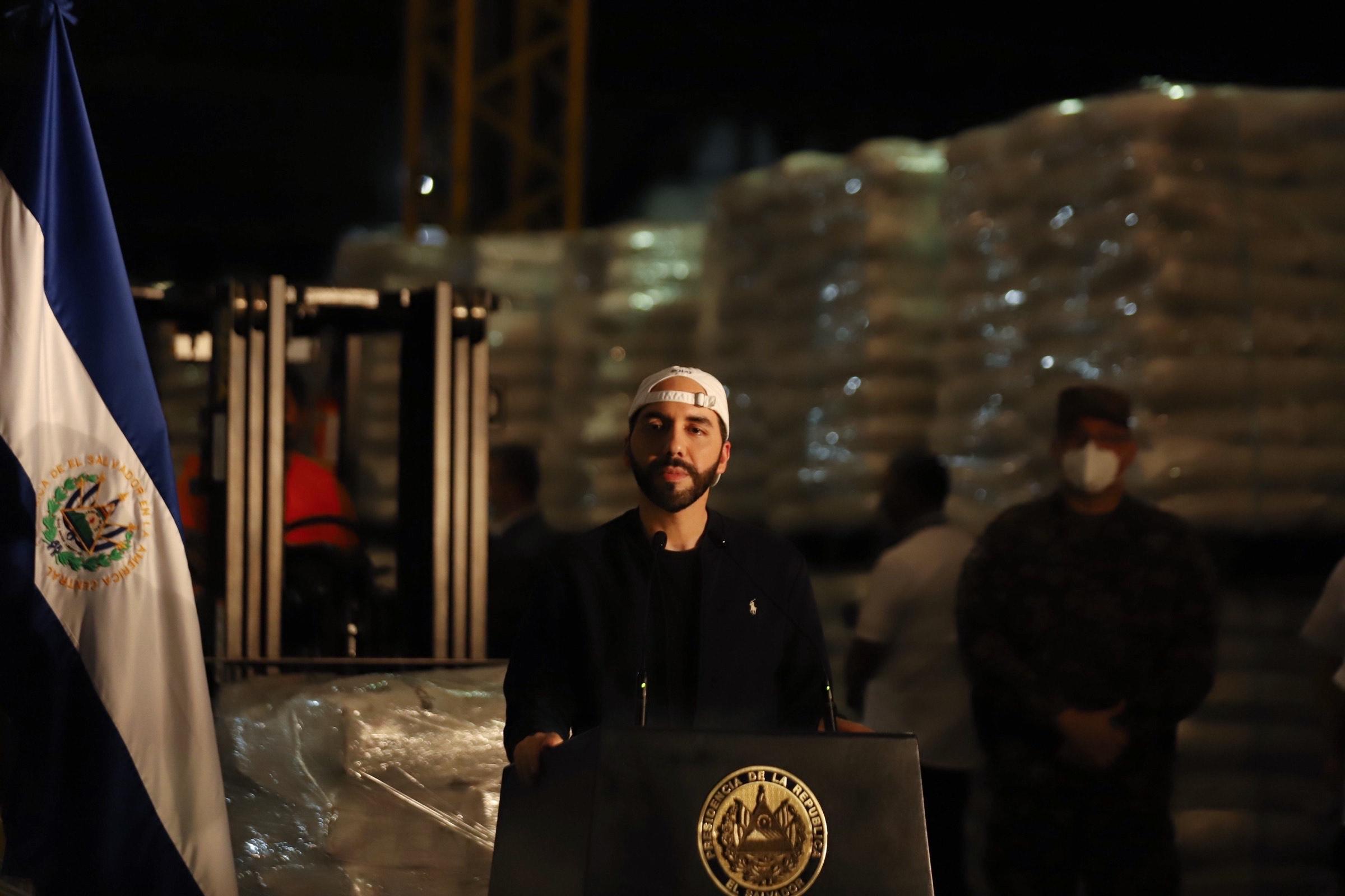 El presidente Nayib Bukele, durante una conferencia de prensa en la aduana de San Bartolo, Ilopango, el lunes 18 de mayo de 2020. Bukele anunció la reapertura de la economía para el 6 de junio. Dijo que había sido un acuerdo con grandes empresarios salvadoreños entre ellos Roberto Murray Meza, Ricardo Poma, Francisco Calleja, Roberto Kriete, entre otros. Foto: Carlos Barrera / El Faro