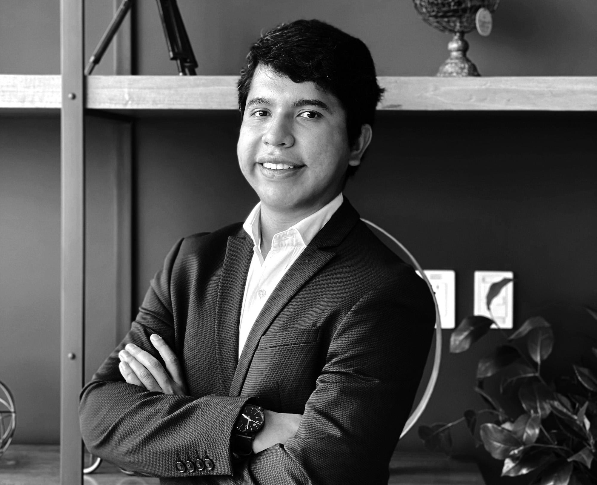 Carlos Argueta es economista, estadístico e investigador. Licenciado en Economía y máster en Estadística Aplicada a la Investigación por la Universidad Centroamericana José Simeón Cañas (UCA, El Salvador). Cuenta con publicaciones académicas en temas sobre mercado de trabajo, sistemas de pensiones, migración y retorno, análisis de opinión pública y macroeconomía aplicada. Becario UCA 2016-2018 y becario Sur Place/Conacyt 2020-2022. Actualmente estudia la Maestría en Economía (con especialización en Teoría y Método de la Economía) en la Universidad Nacional Autónoma de México (UNAM).