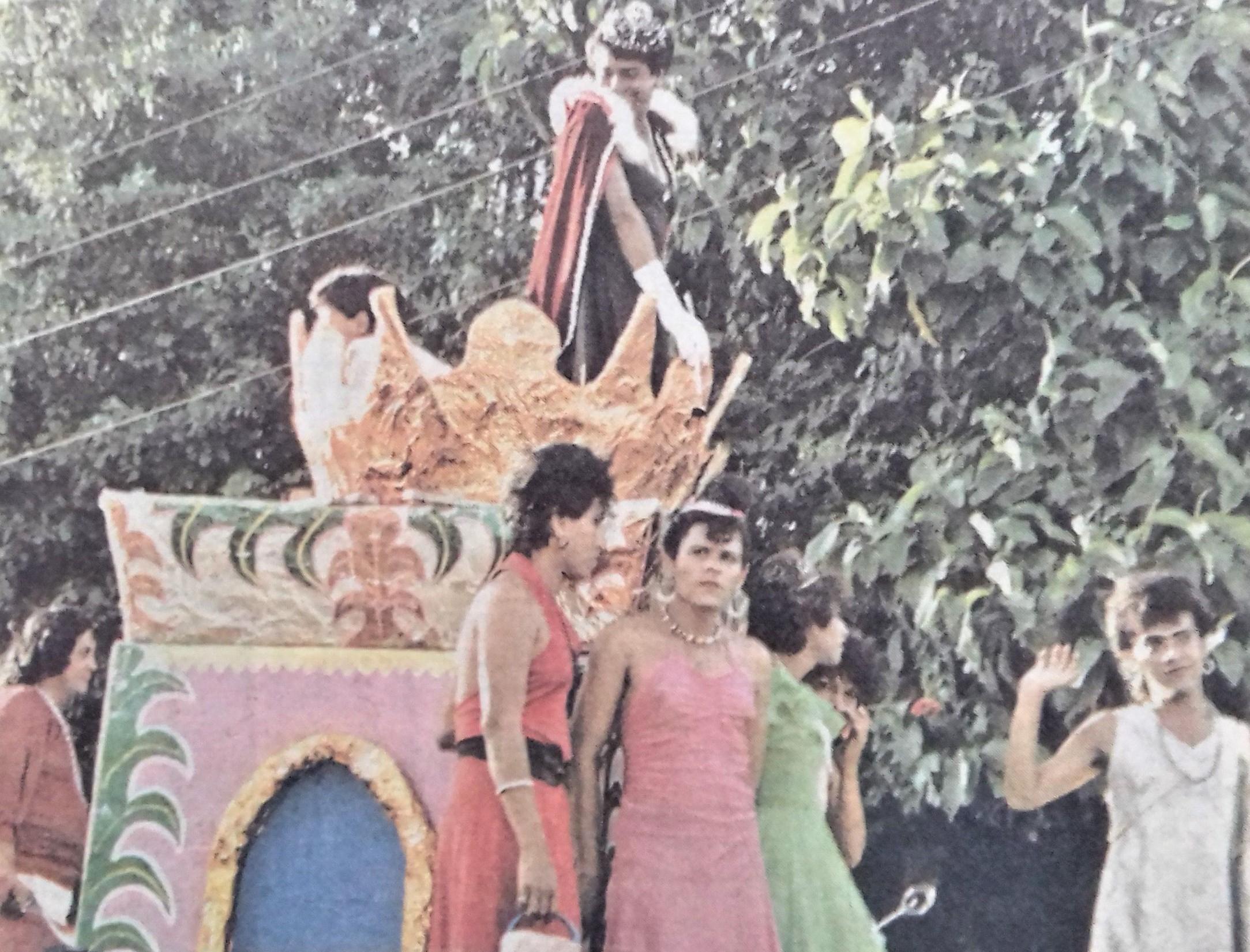 Fotografía de la Carroza de homosexuales publicada en el periódico La Noticia, 18 de agosto de 1989. Foto cortesía de Amaral Gómez Arévalo.