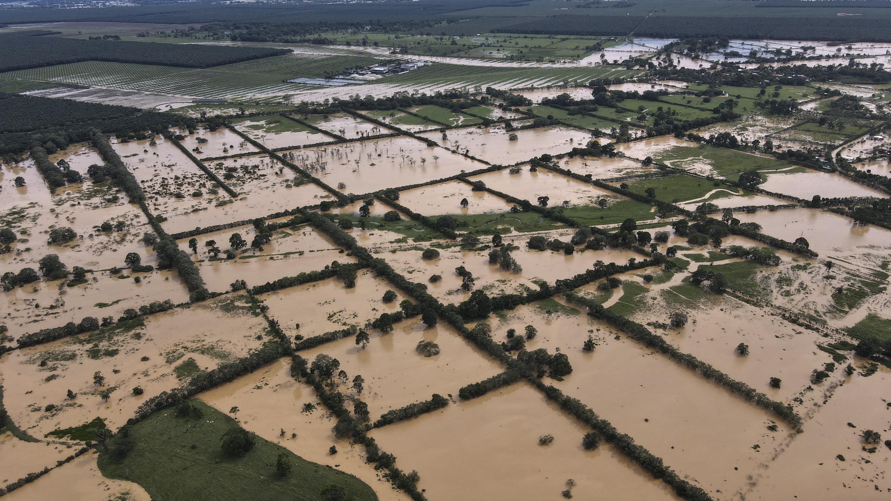 Vista aérea de un área inundada debido a las fuertes lluvias causadas por el huracán Eta, ahora degradado a tormenta tropical, en el pueblo de Machaca Puerto Barrios, Izabal 277 km al norte de la Ciudad de Guatemala. Foto de Carlos Alonzo / AFP