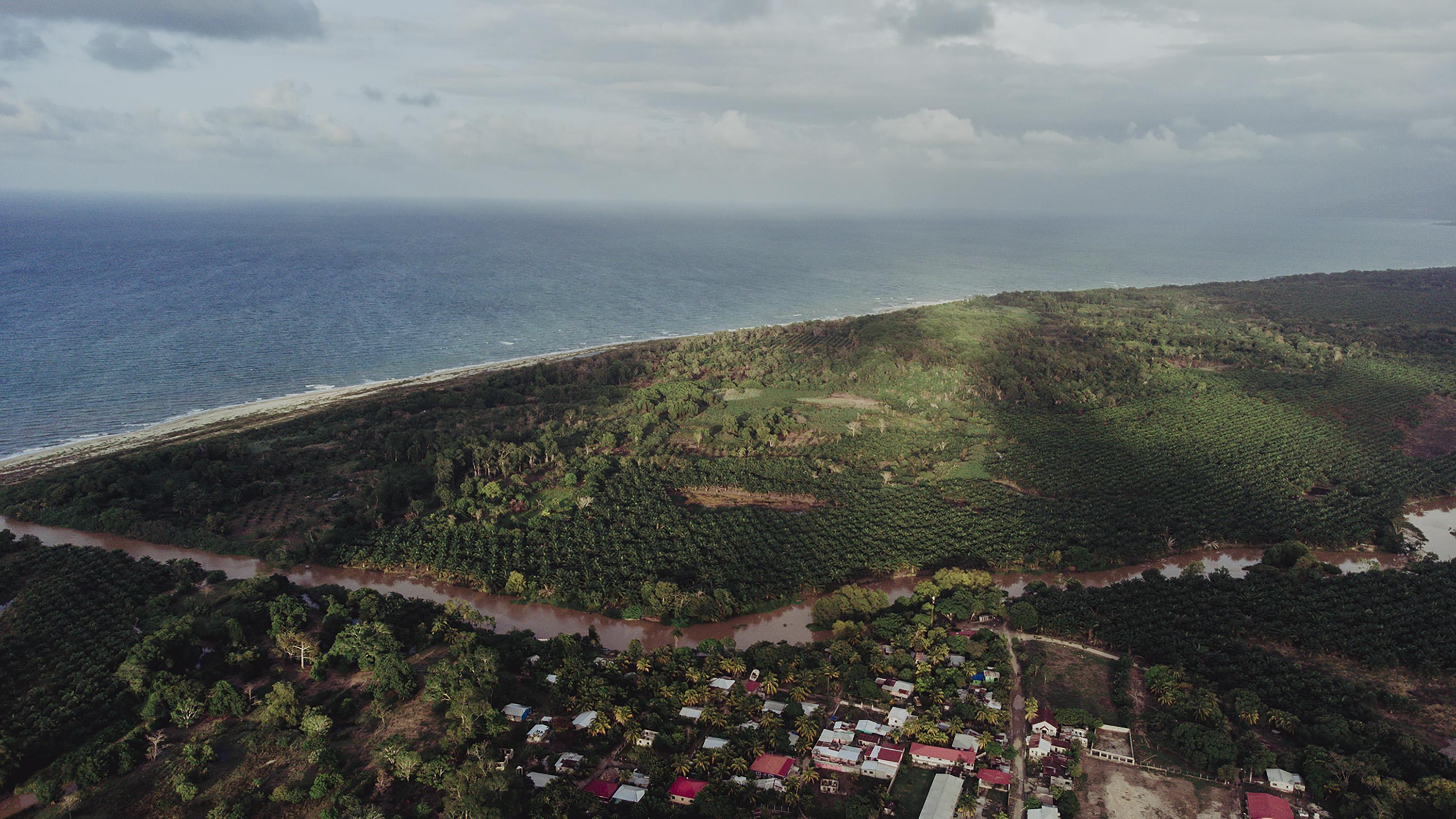 La comunidad Nueva Armenia pertenece al municipio de Jutiapa, departamento de Atlántida en Honduras. Está rodeada por hectáreas de plantación de palma africana, el mar Caribe y por el río Papaloteca que, durante el huracán Mitch de 1998, amplió su delta e hizo desaparecer por completo a la comunidad. Nueva Armenia es una comunidad garífuna rodeada por asentamientos de personas a los que los garífunas llaman 