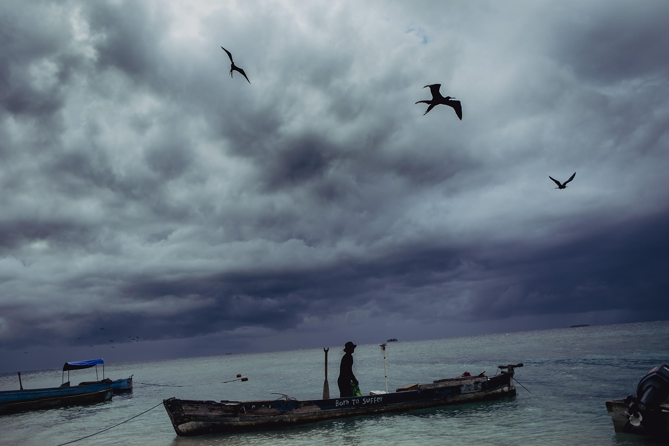 Desde Cayo Chachahuate a tierra firme en Nueva Armenia hay 15 kilómetros de distancia. Los pescadores recorren esa distancia y otras mayores en busca de la langosta que es uno de los principales productos de soporte económico para las comunidades garífunas. Muchas ocasiones el trabajo se hace de noche, la razón es porque la langosta tiene más actividad nocturna, según comentan, y también logran evitar el hostigamiento de la guardia naval. Los cayos también cumplen un papel importante como refugio durante las tormentas que alcanzan a los pescadores mientras realizan su trabajo en el caribe hondureño. El cayo más utilizado como descanso y refugio se llama Cayo Bolaños, pero en muchas ocasiones el acoso militar impide que los pescadores puedan reposar en el lugar.