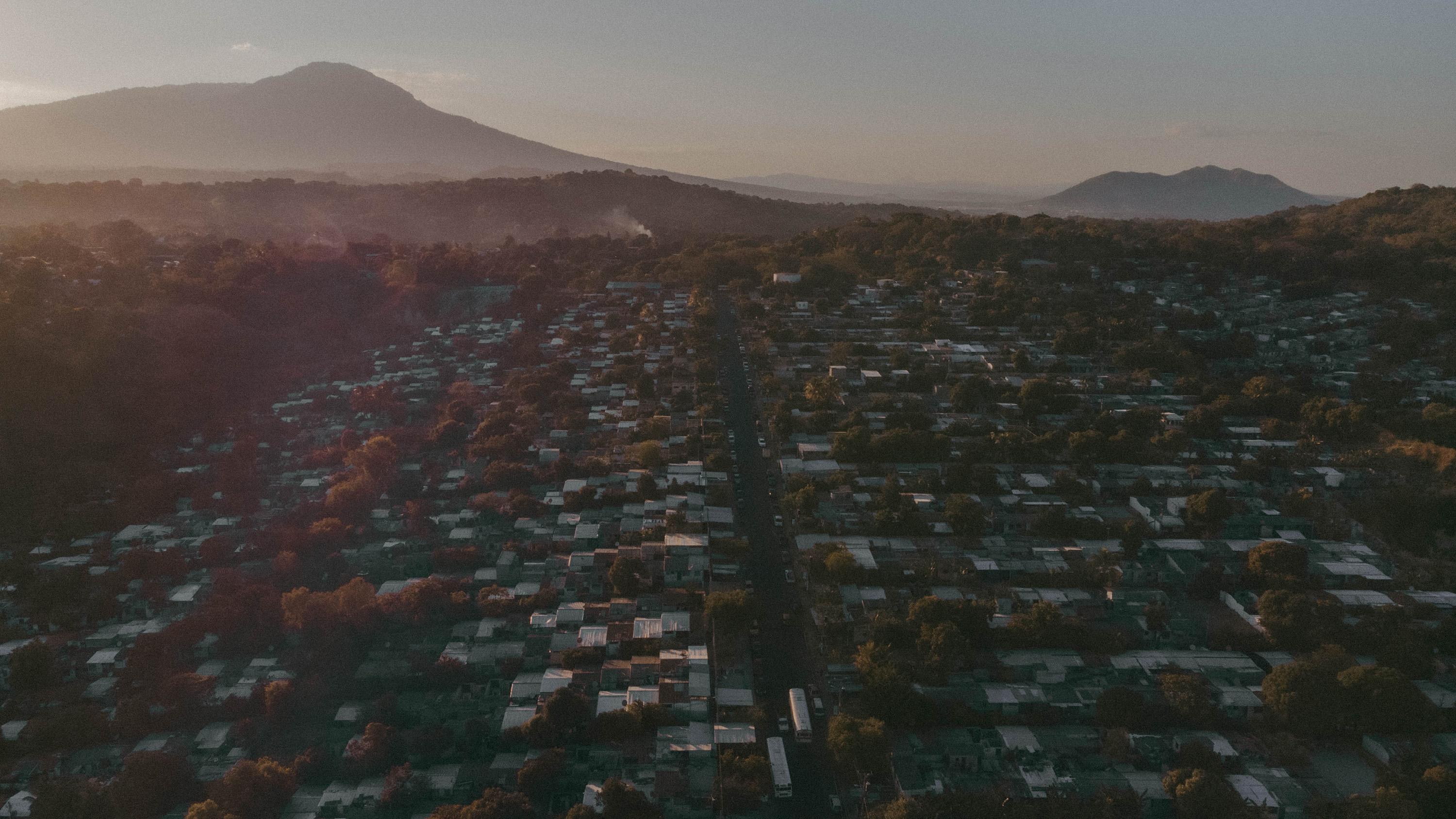 La Campanera está ubicada en la zona norte del municipio de Soyapango, en el cantón El Limón. Está rodeada de comunidades pequeñas, dispersas entre la ruralidad del contorno. Tiene una sola calle principal de donde se despliegan pasajes angostos formados por centenares de viviendas, la mayoría de ellas habitadas, y un puñado que fueron abandonadas por vecinos amenazados o usurpadas por pandilleros. Durante años, algunas personas que viven en la colonia cambiaron la dirección de sus documentos de identidad por el de colonias controladas por la misma pandilla, pero con menos estigma que La Campanera, para poder conseguir un empleo.