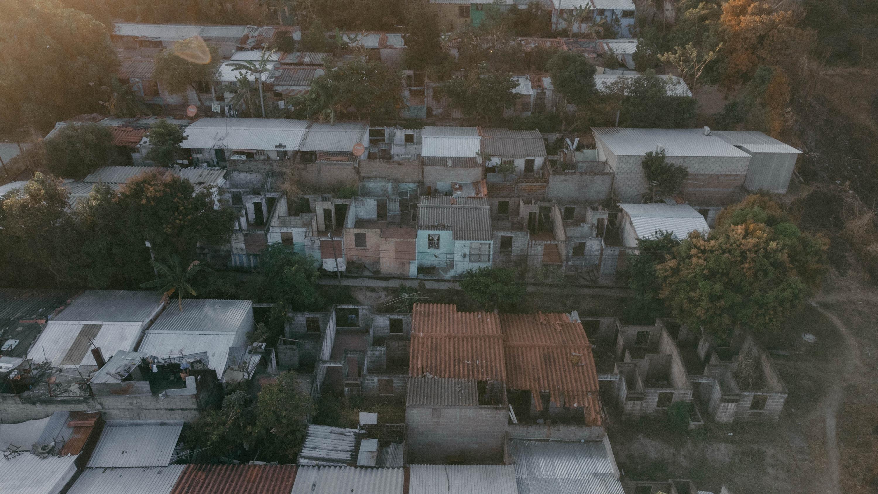 Durante décadas hubo una regla de oro en La Campanera: Si alguien de una familia tenía algún problema con la pandilla debían irse del lugar o pagarlo con la vida. Cuando los vecinos huían, la pandilla se hacía con el control de la vivienda y la retaban o simplemente la desmantelaban para vender sus materiales. Algunas de esas casas ya están siendo recuperadas por sus antiguos dueños, y se ha podido constatar que ha llegado a vivir gente nueva que recién compró casa en la colonia.