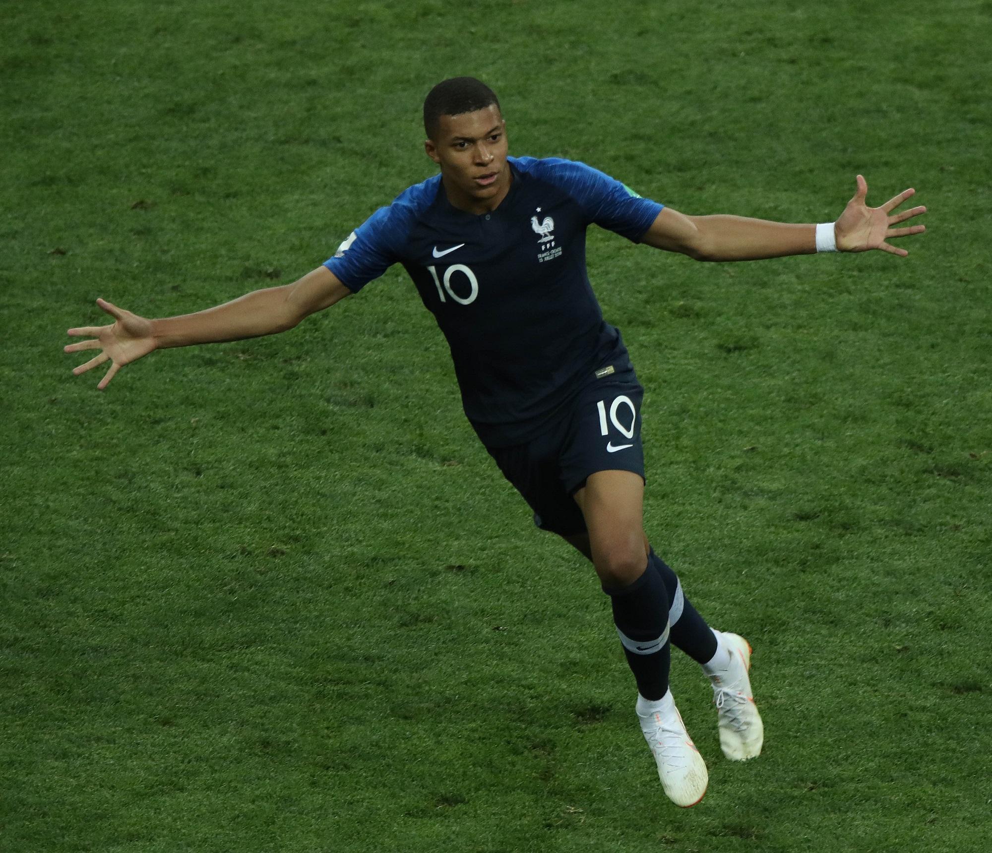 El jugador Kylian Mbappé, de Francia, festeja su anotación en la final. Foto Wu Zhuang (Xinhua).