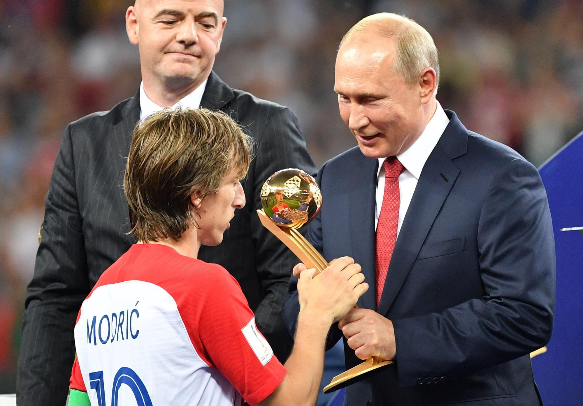 El presidente de Rusia, Vladimir Putin, entrega el premio del  Balón de Oro Adidas al jugador Luka Modric. Foto Liu Dawei (Xinhua).