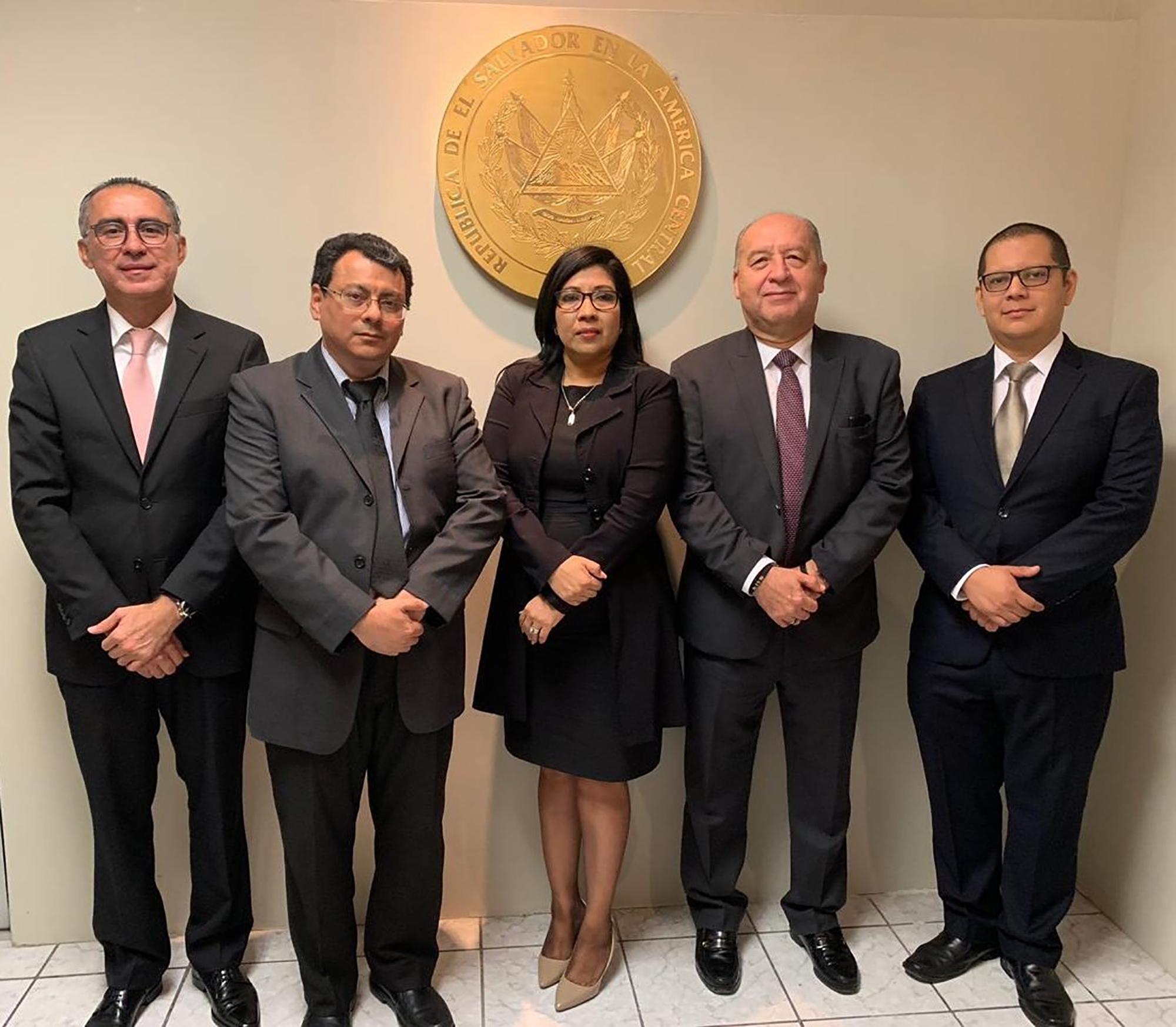 Magistrados electos para El Tribunal Supremo Electoral el pasado martes 30 de julio de 2019. ( De izquierda a derecha ) Noel Orellana, Julio Olivo, Dora Martínez de Barahona, Guillermo Wellman, Rubén García. Foto: AL